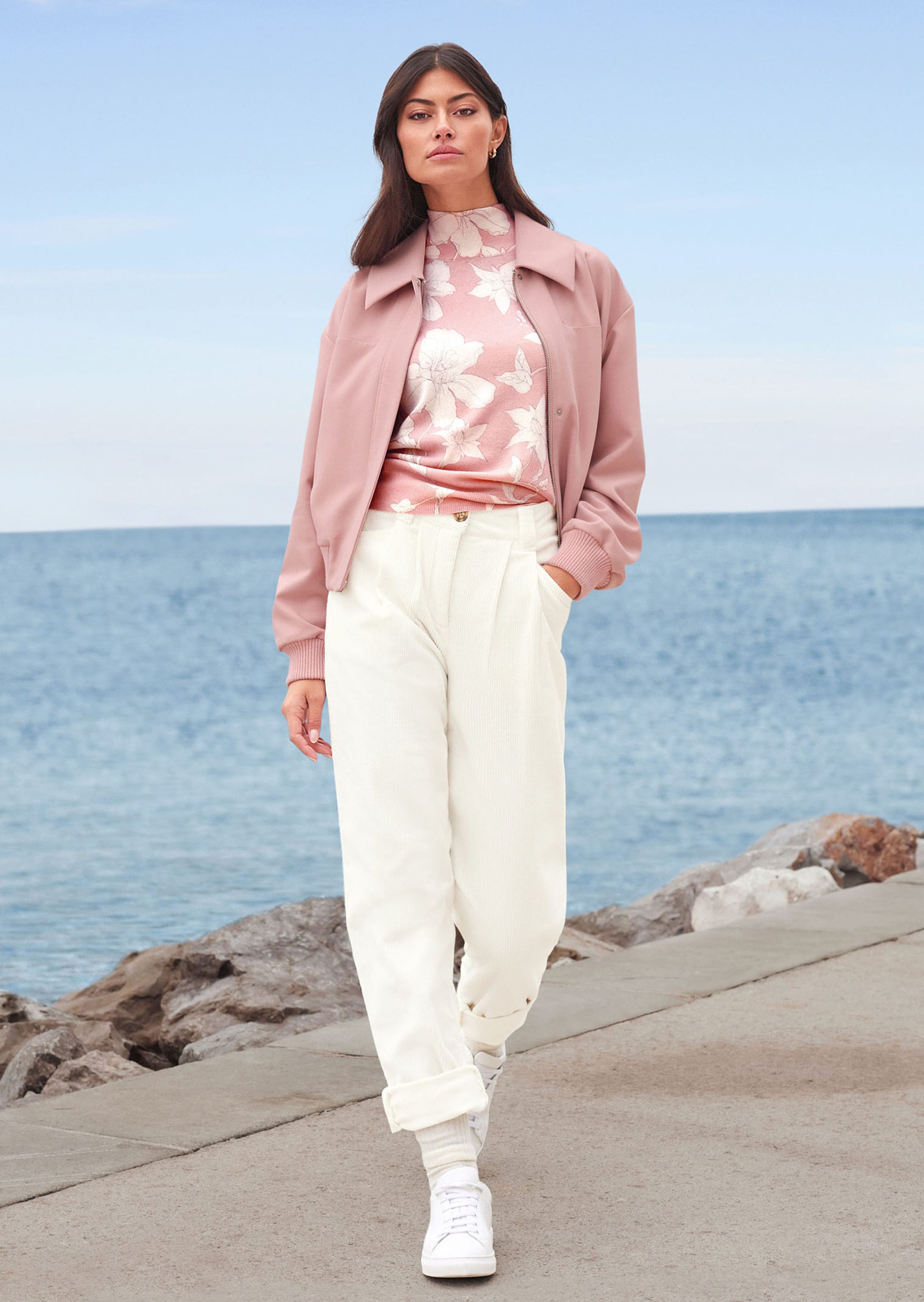 Kurz-Blouson mit Reißverschluss und Strickbündchen.