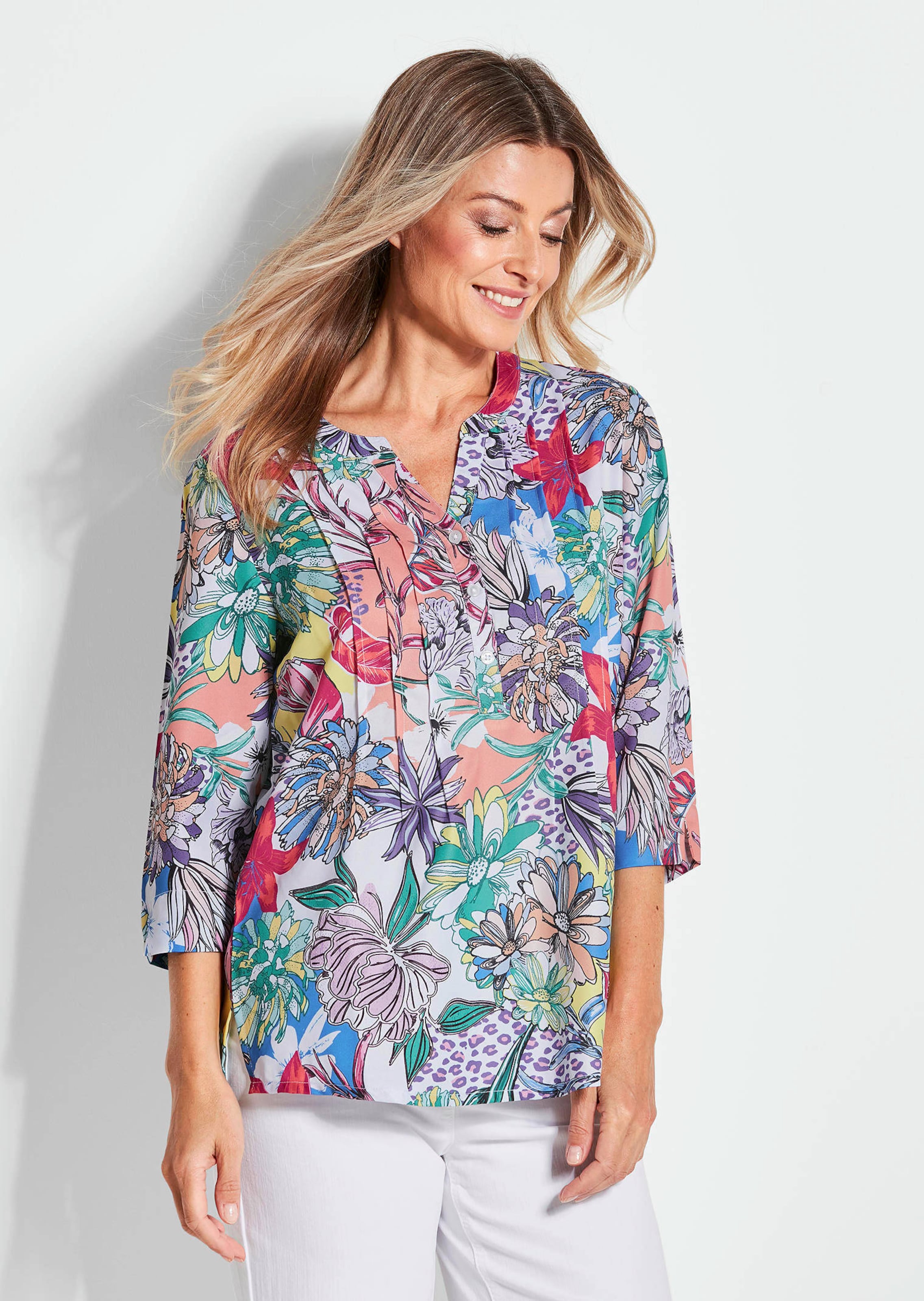 Helder gekleurde, gedessineerde blouse met charmante details