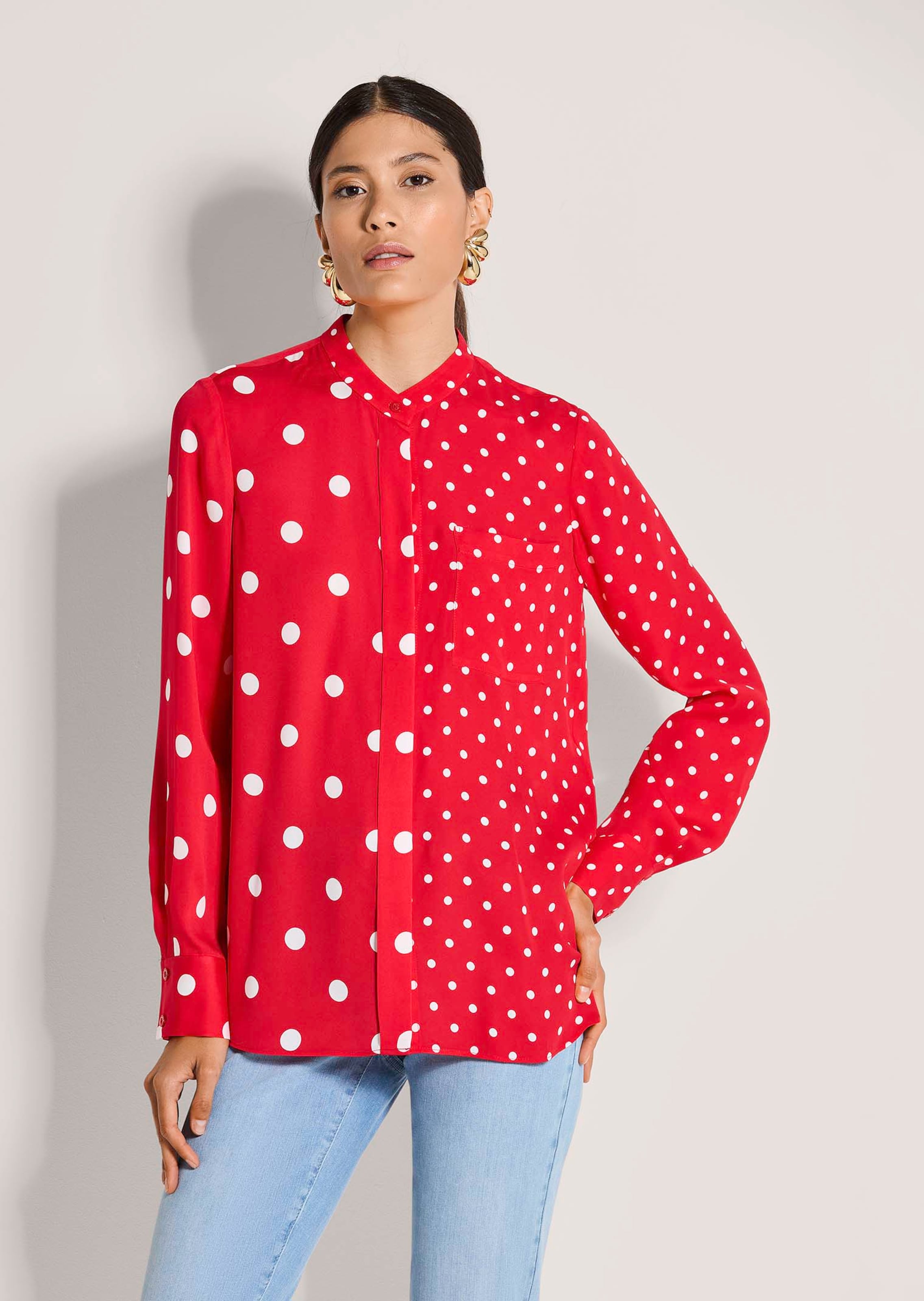 Bluse mit Punkten und langen Ärmeln