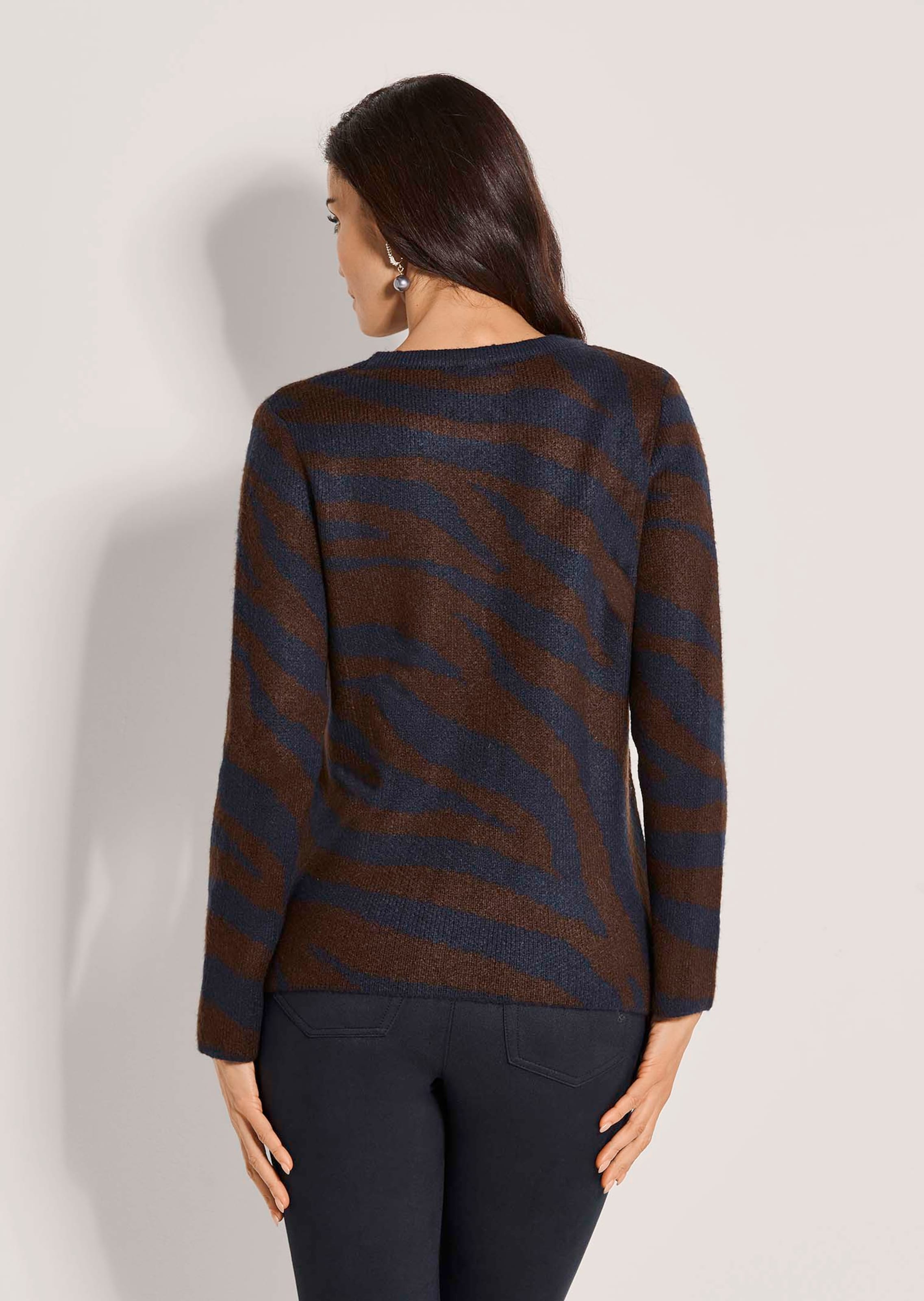 Pull avec motif zèbre à la mode thumbnail 4