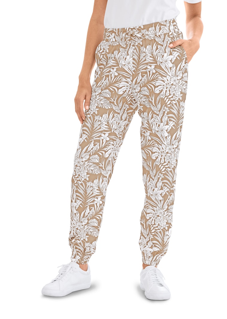 Comfortable joggers with a leaf print