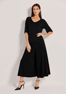 Short-sleeve top with V-neckline thumbnail 3