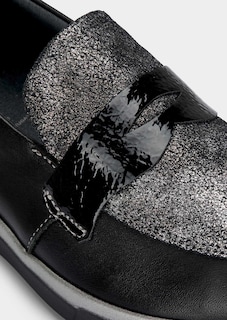 Schimmernde Slipper mit Lack-Akzenten thumbnail 3