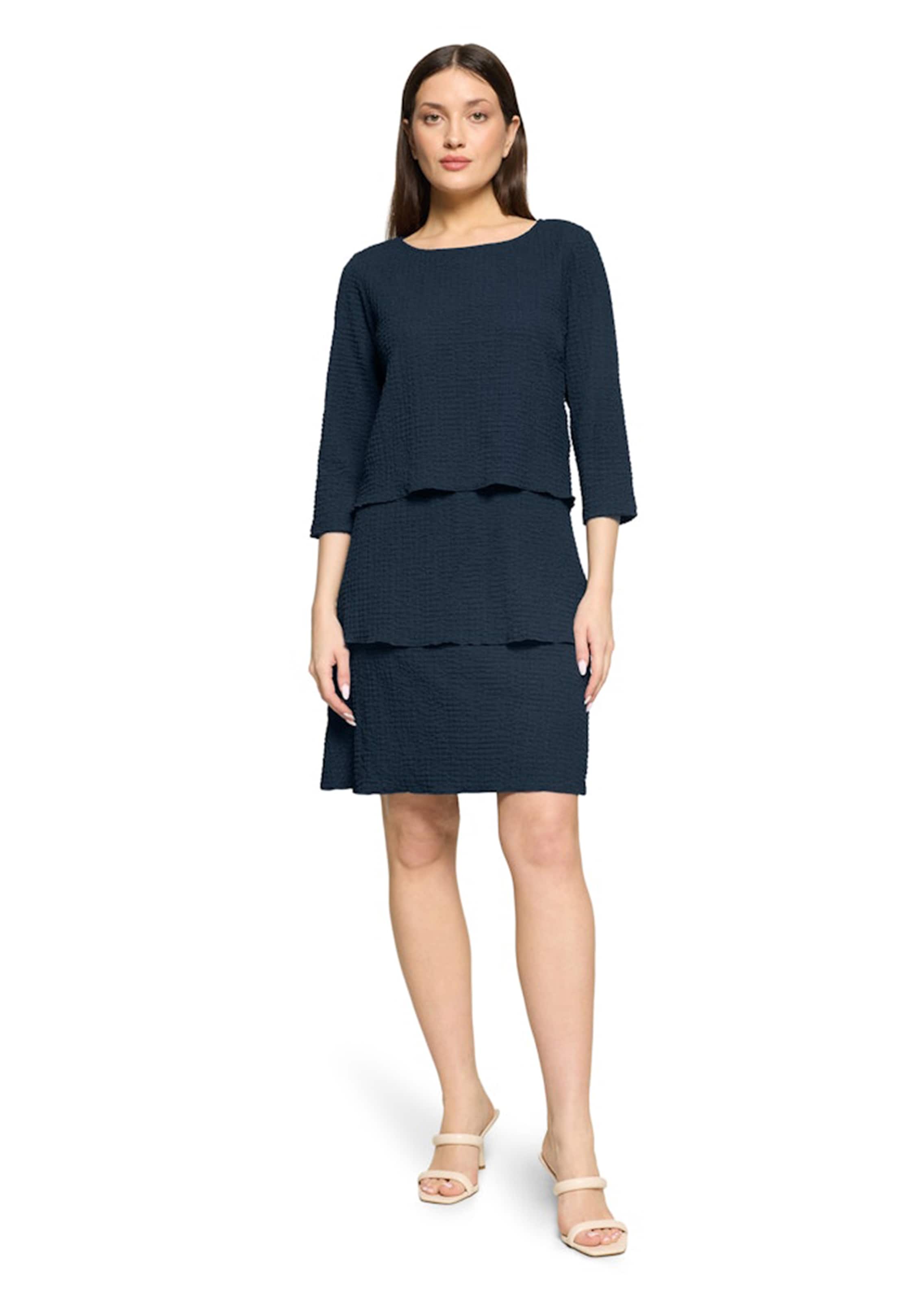 Elegantti kerrosmekko aaltomaisella helmalla