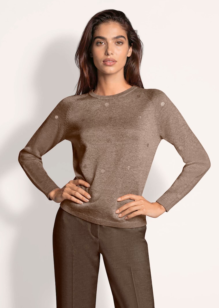 Pull orné de délicates fleurs discrètes