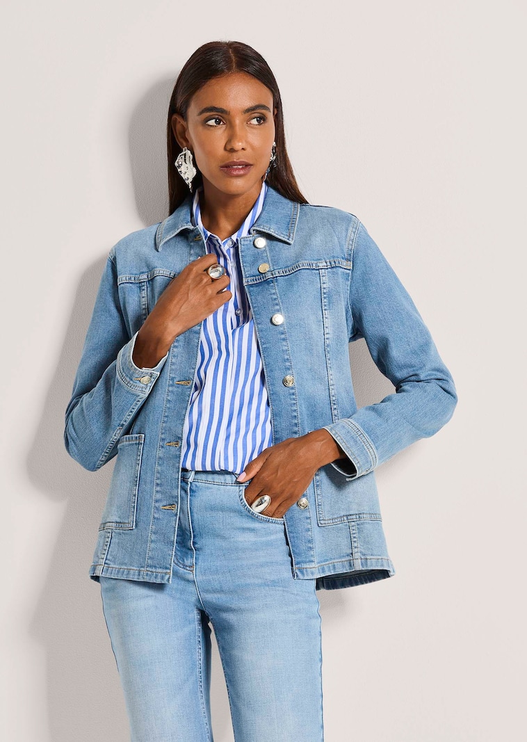 Lange Jeansjacke mit Bindegürtel
