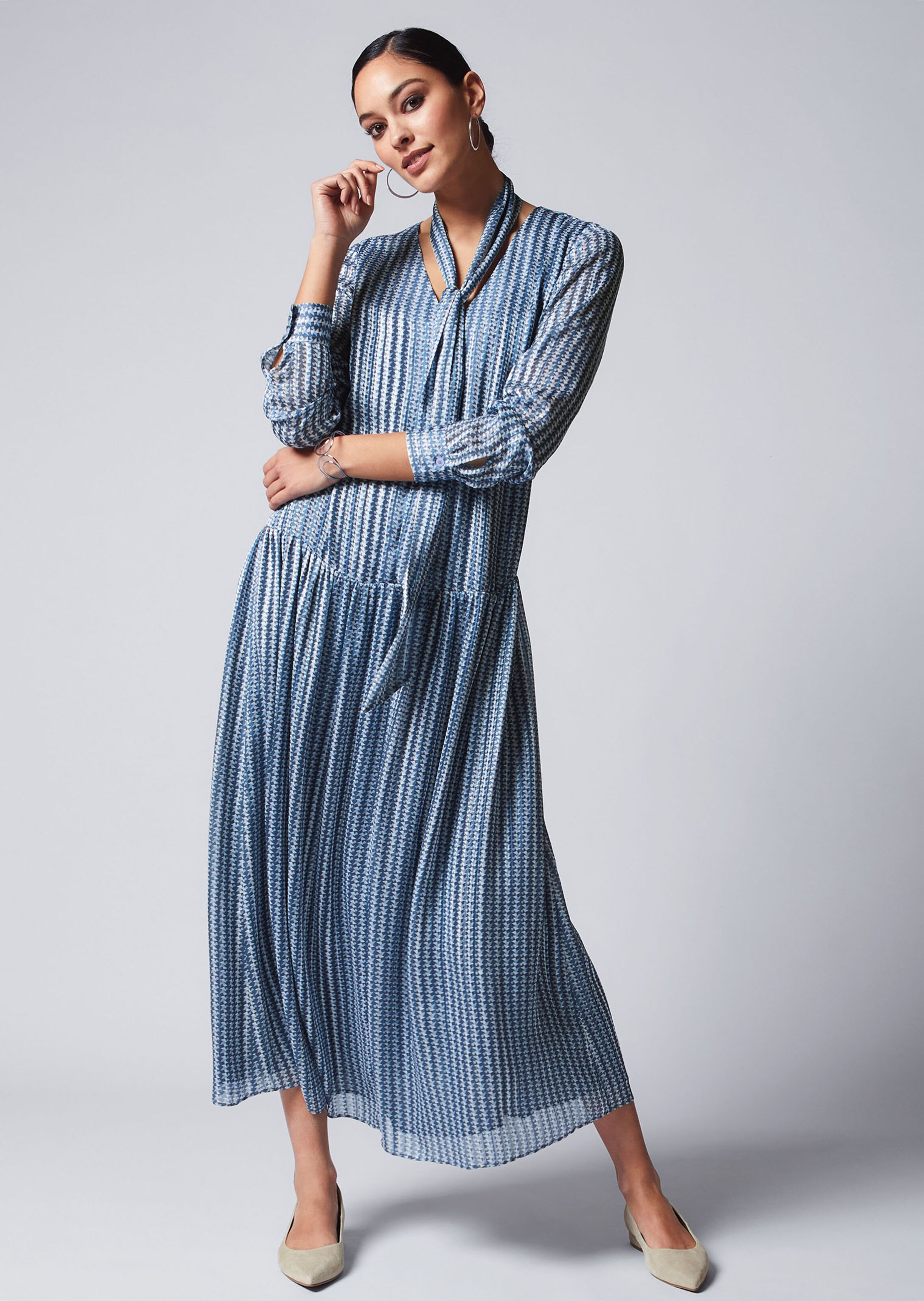 Fein bedrucktes Kleid mit Schal und weitem Rock