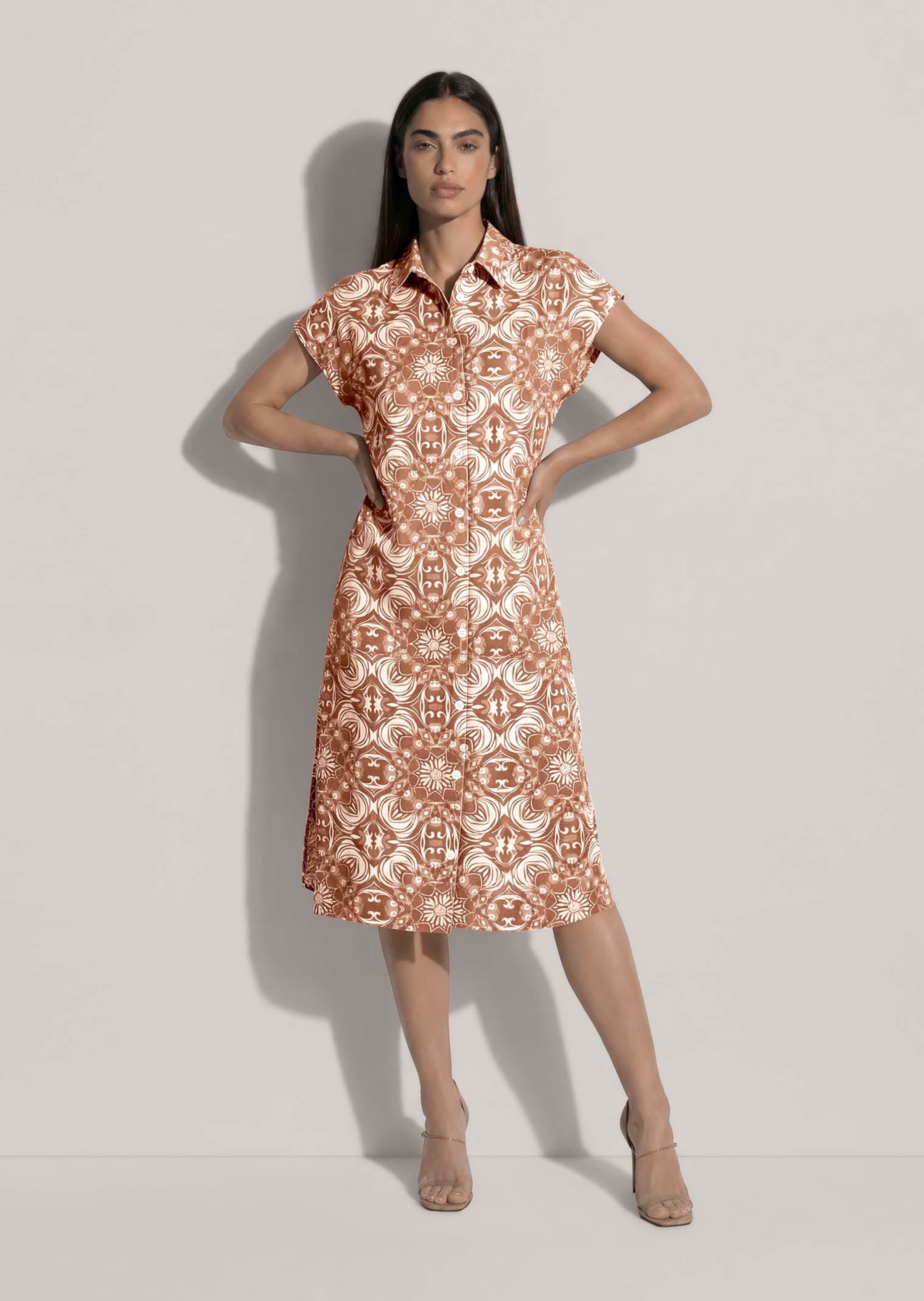 Gemustertes Hemdblusenkleid aus Viskose