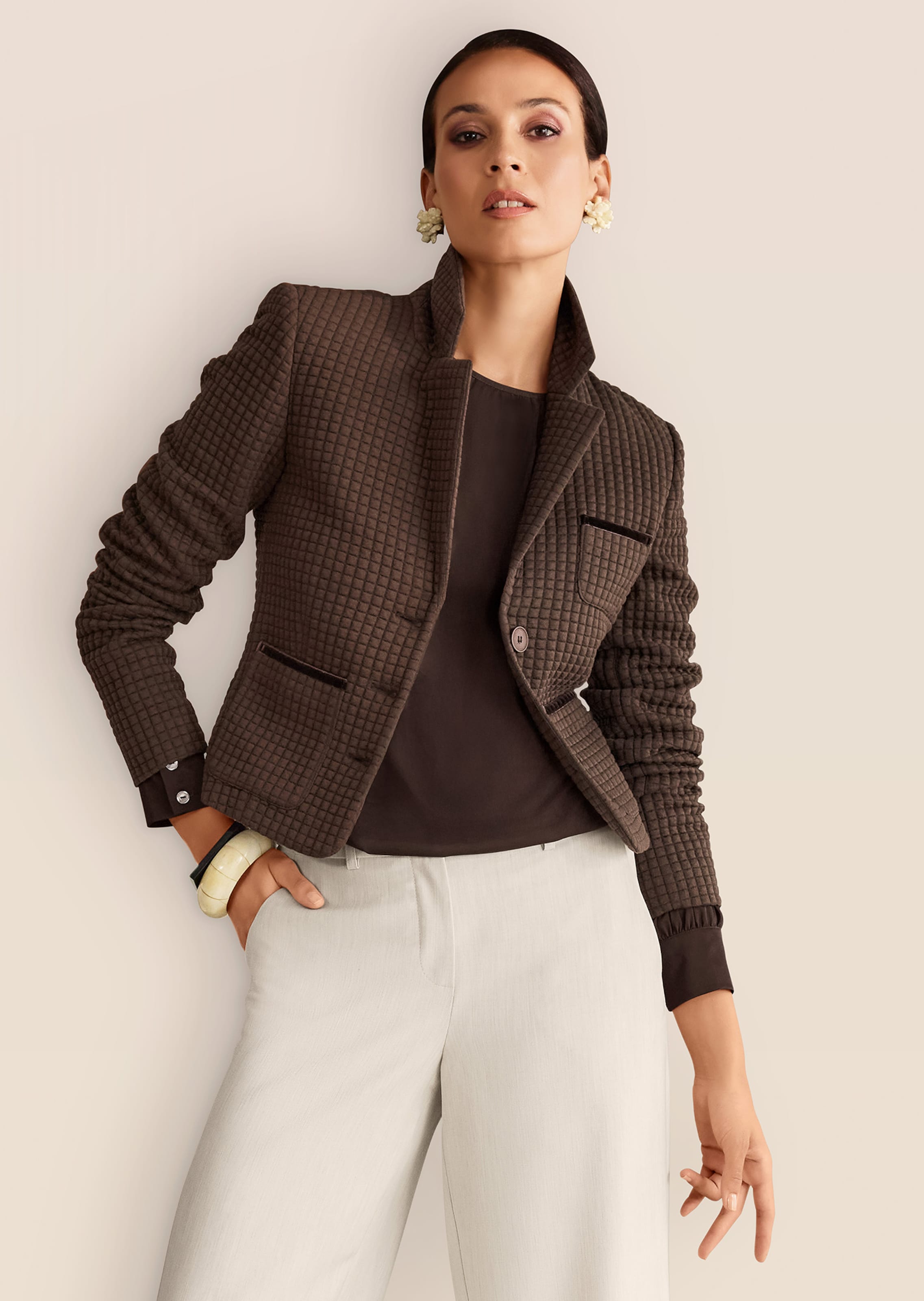 Short jersey blazer with a waffle texture