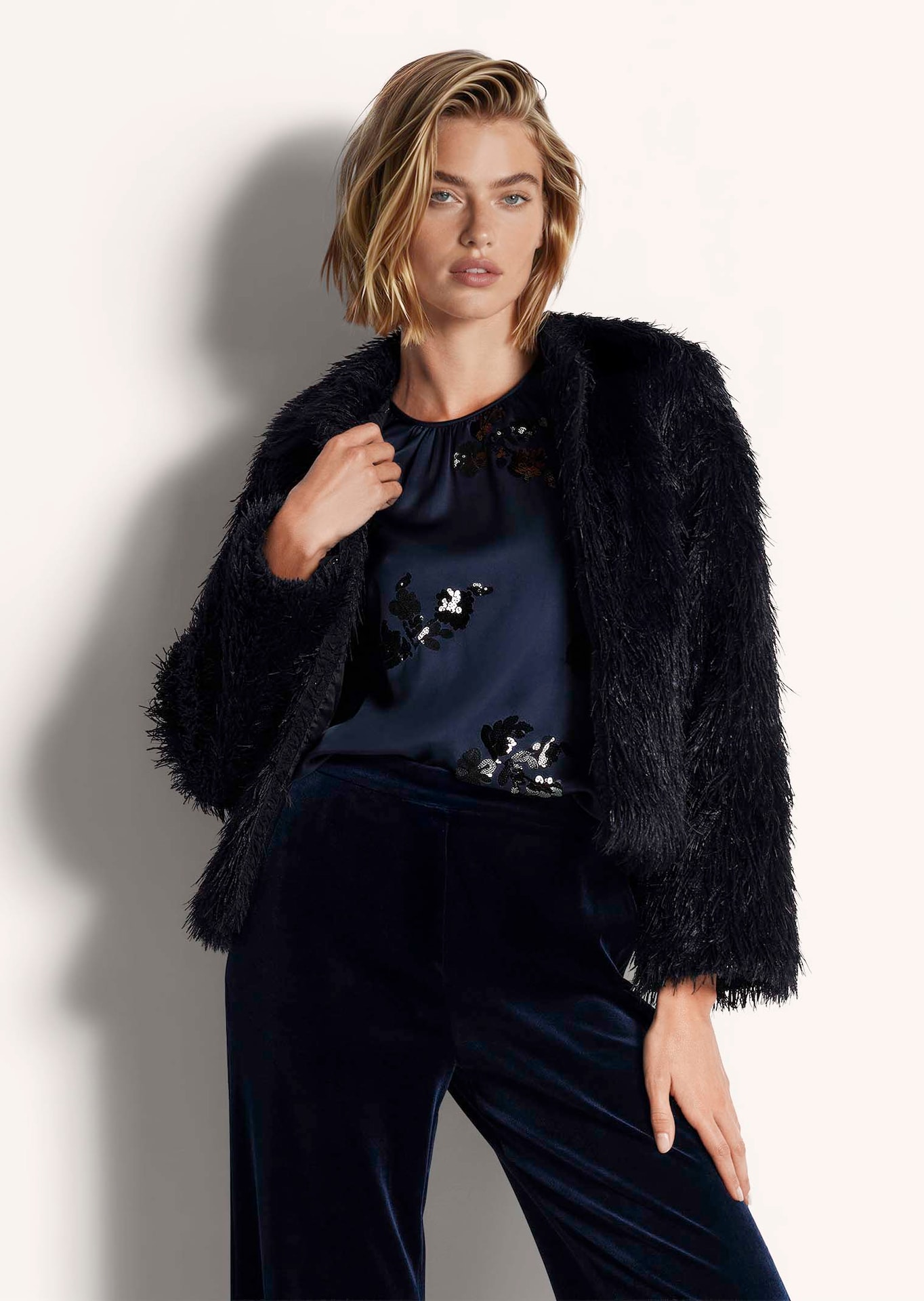 Glamorous jacket with a feather look
