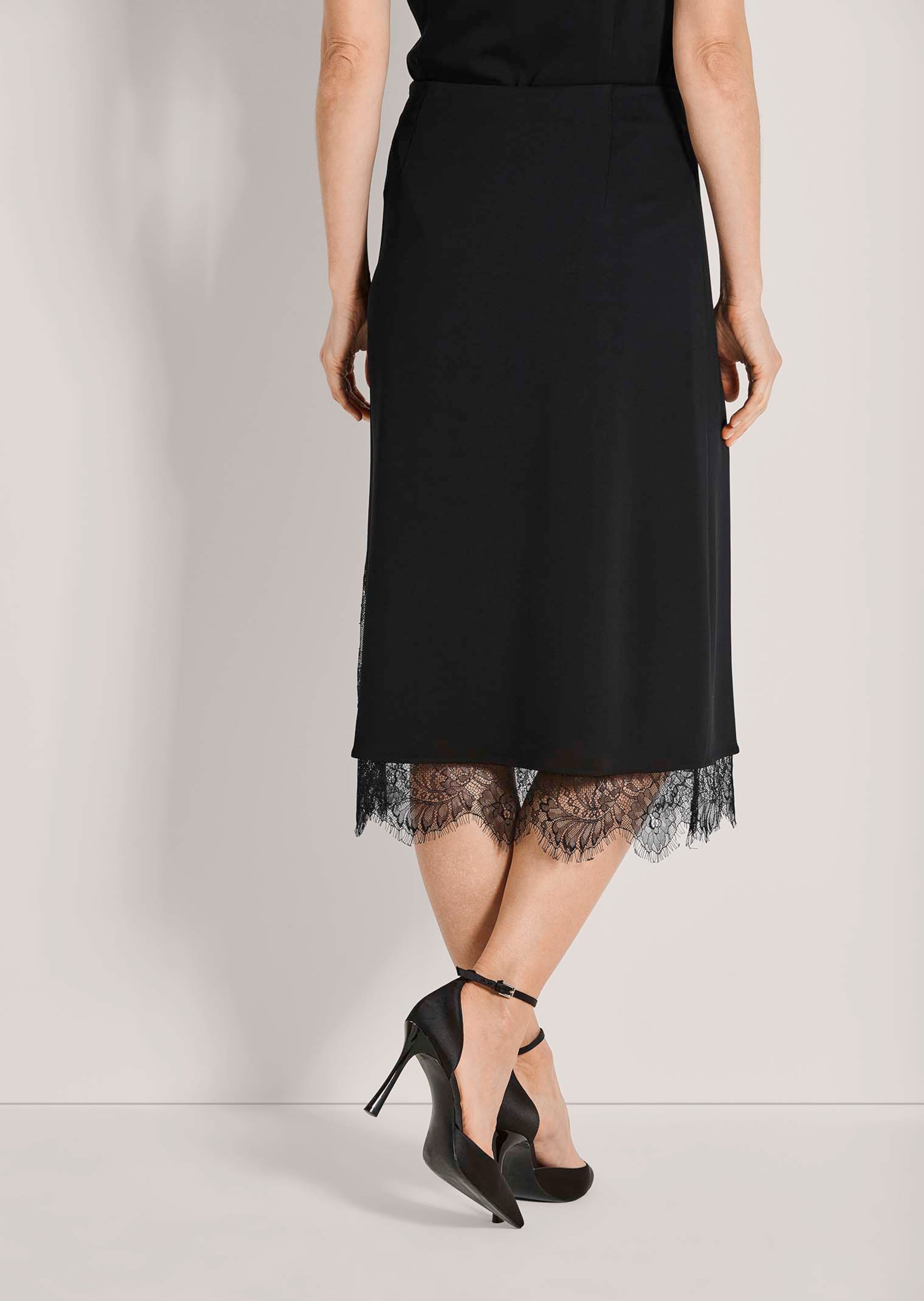 Skirt with lace detailing thumbnail 4