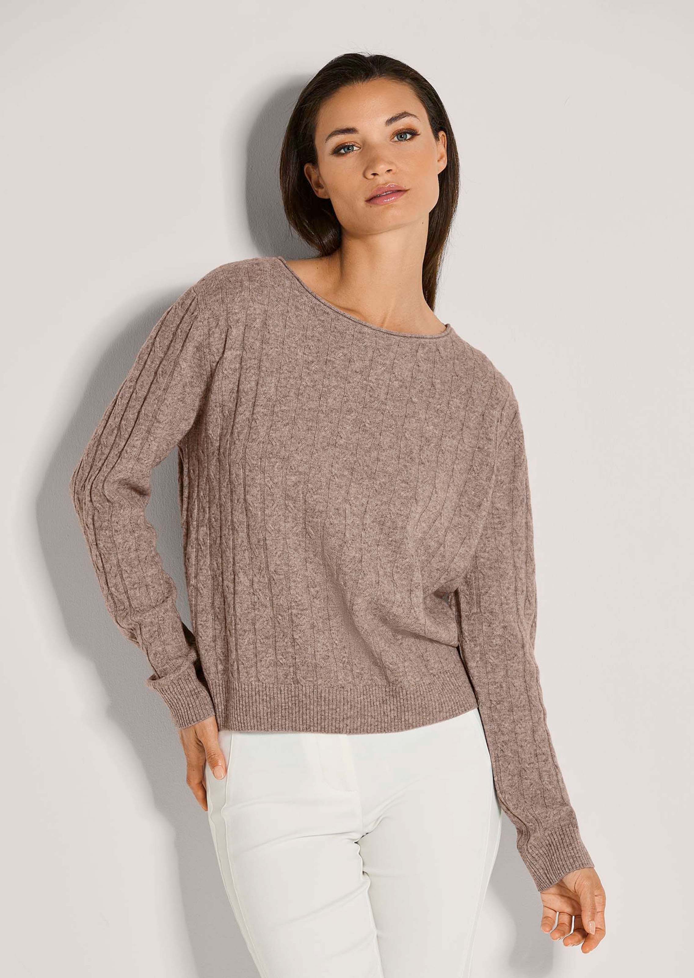 Schurwoll-Pullover mit feinem Zopfmuster