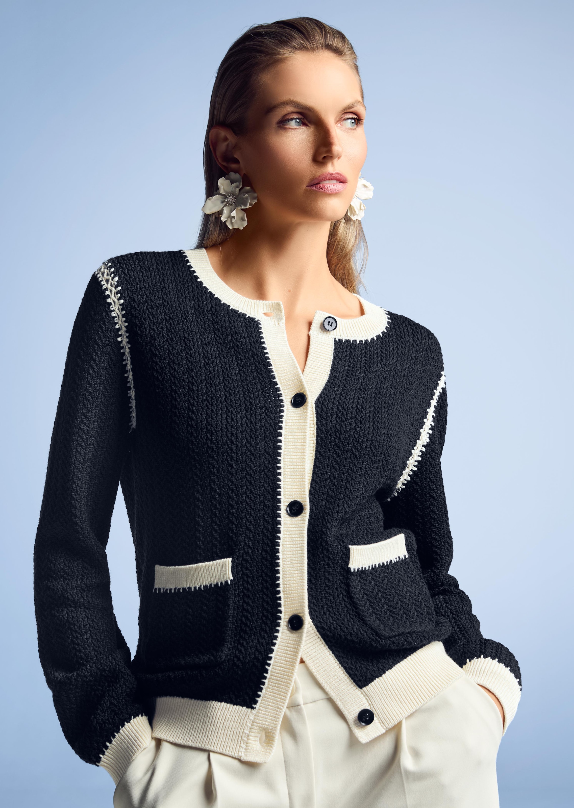 Strickjacke mit Zopfmuster und feinen Details