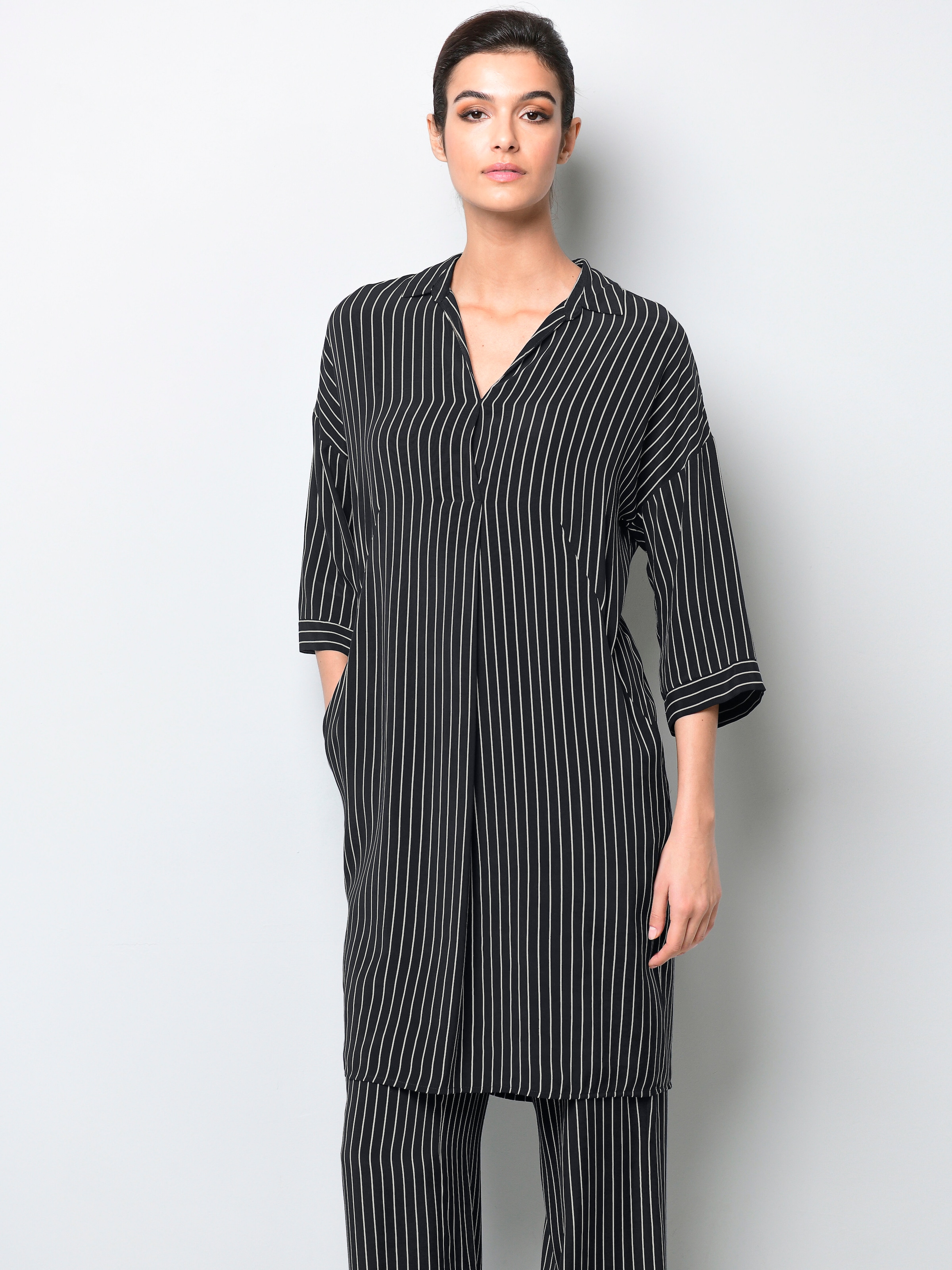 Kleid mit V-Ausschnitt