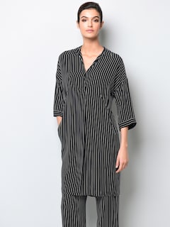 Kleid mit V-Ausschnitt thumbnail 1