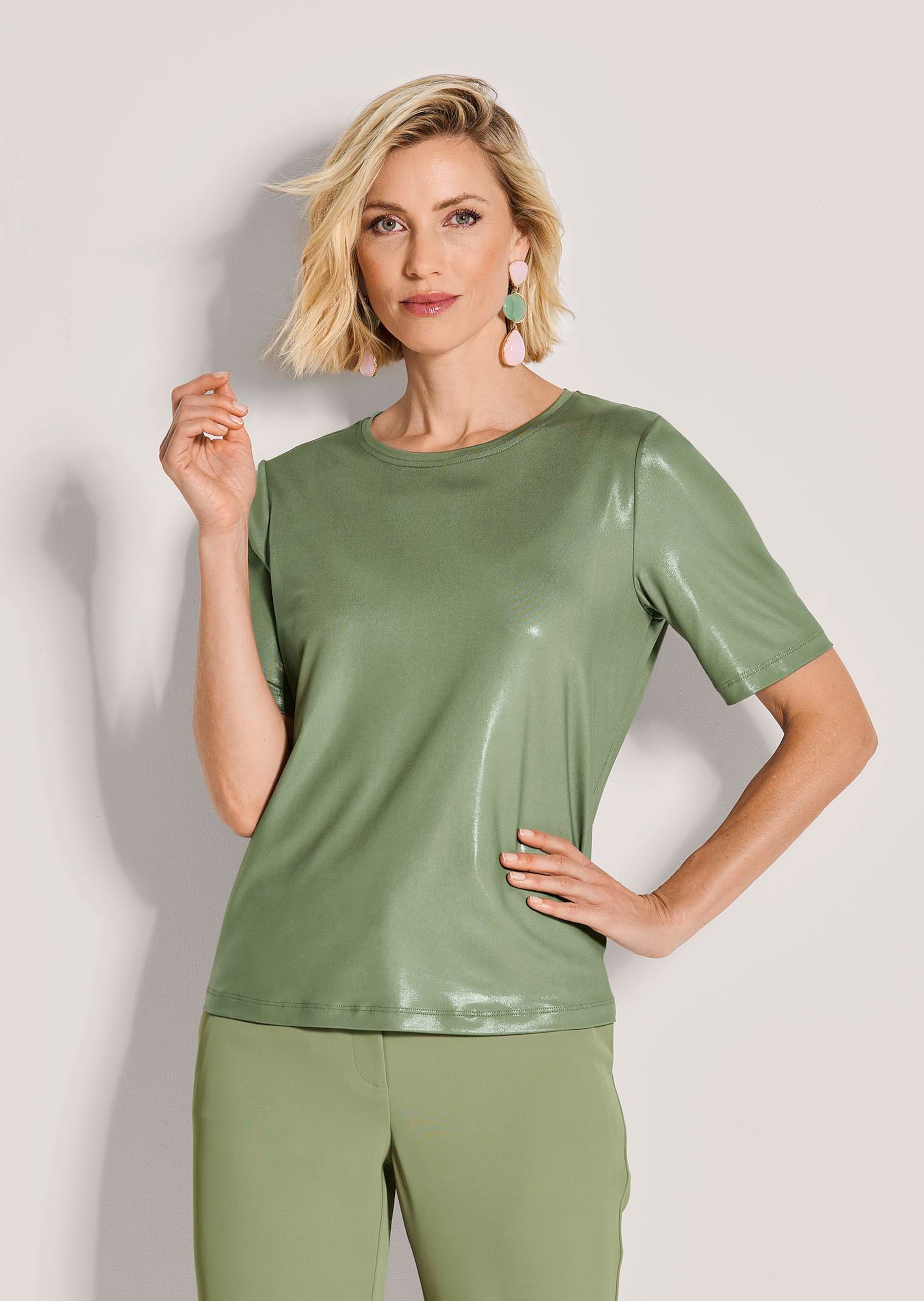 Sommershirt mit Glanzoptik