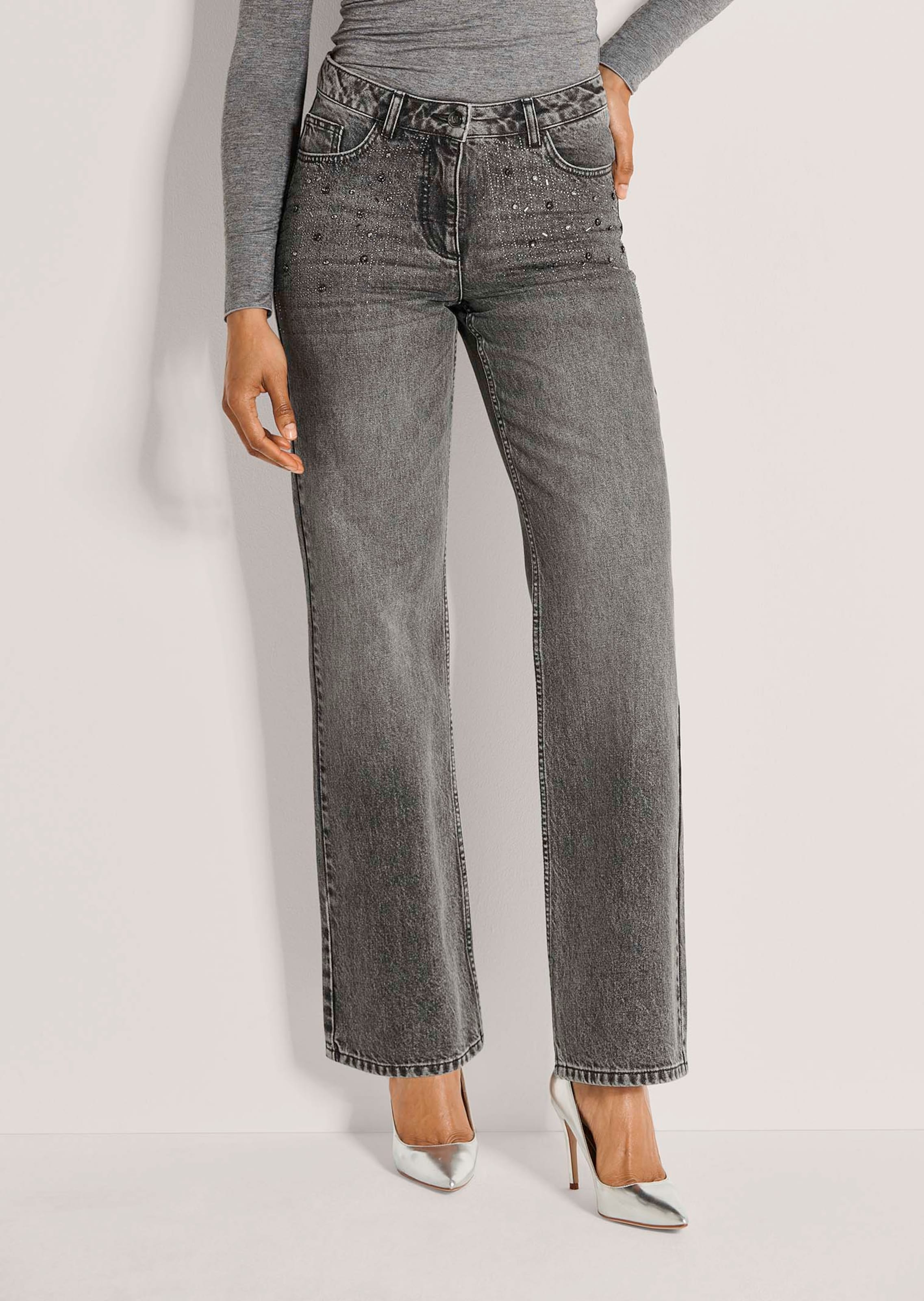 Jean large à coupe droite avec détails en strass