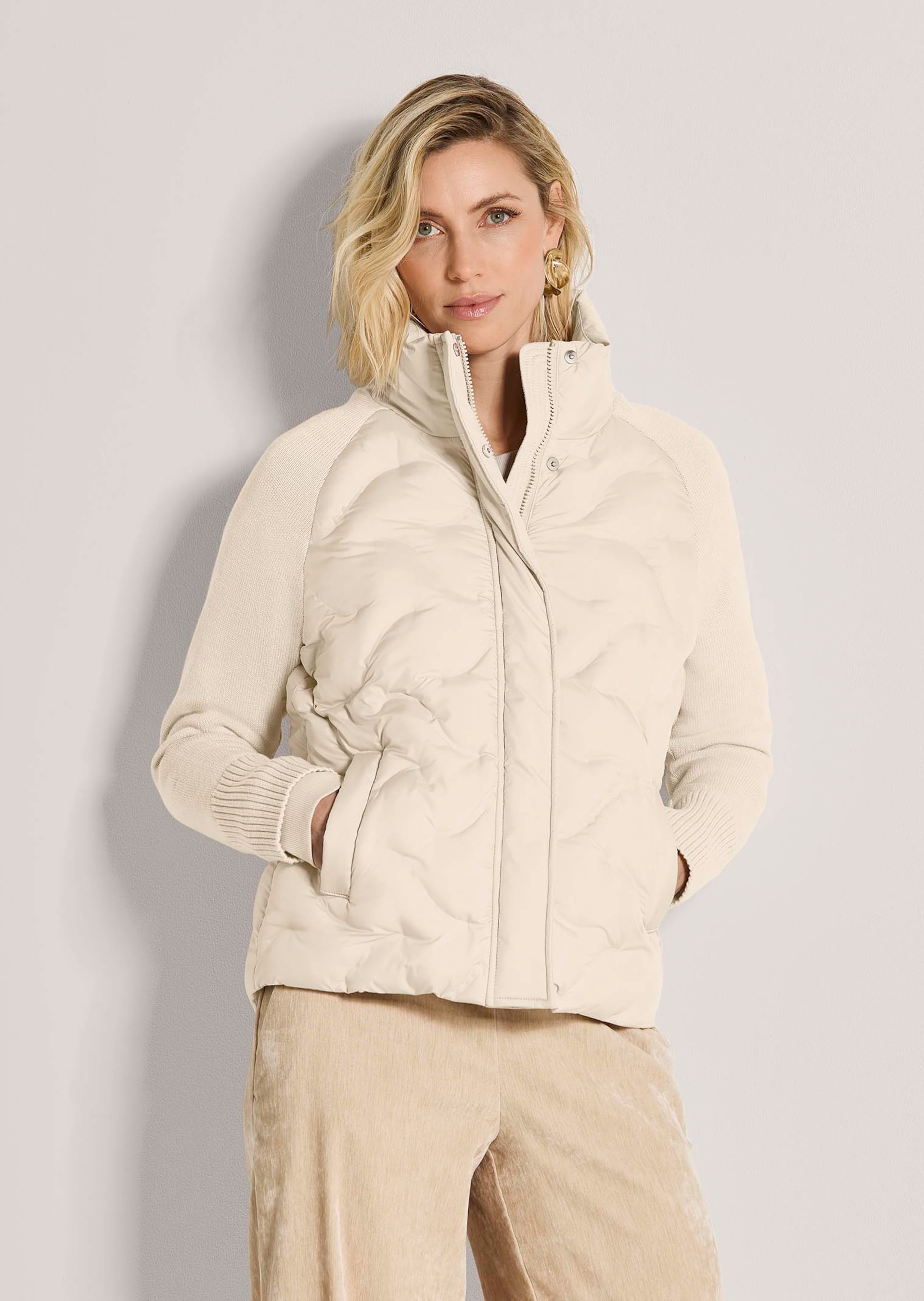Steppjacke mit Strickärmeln und Stehkragen