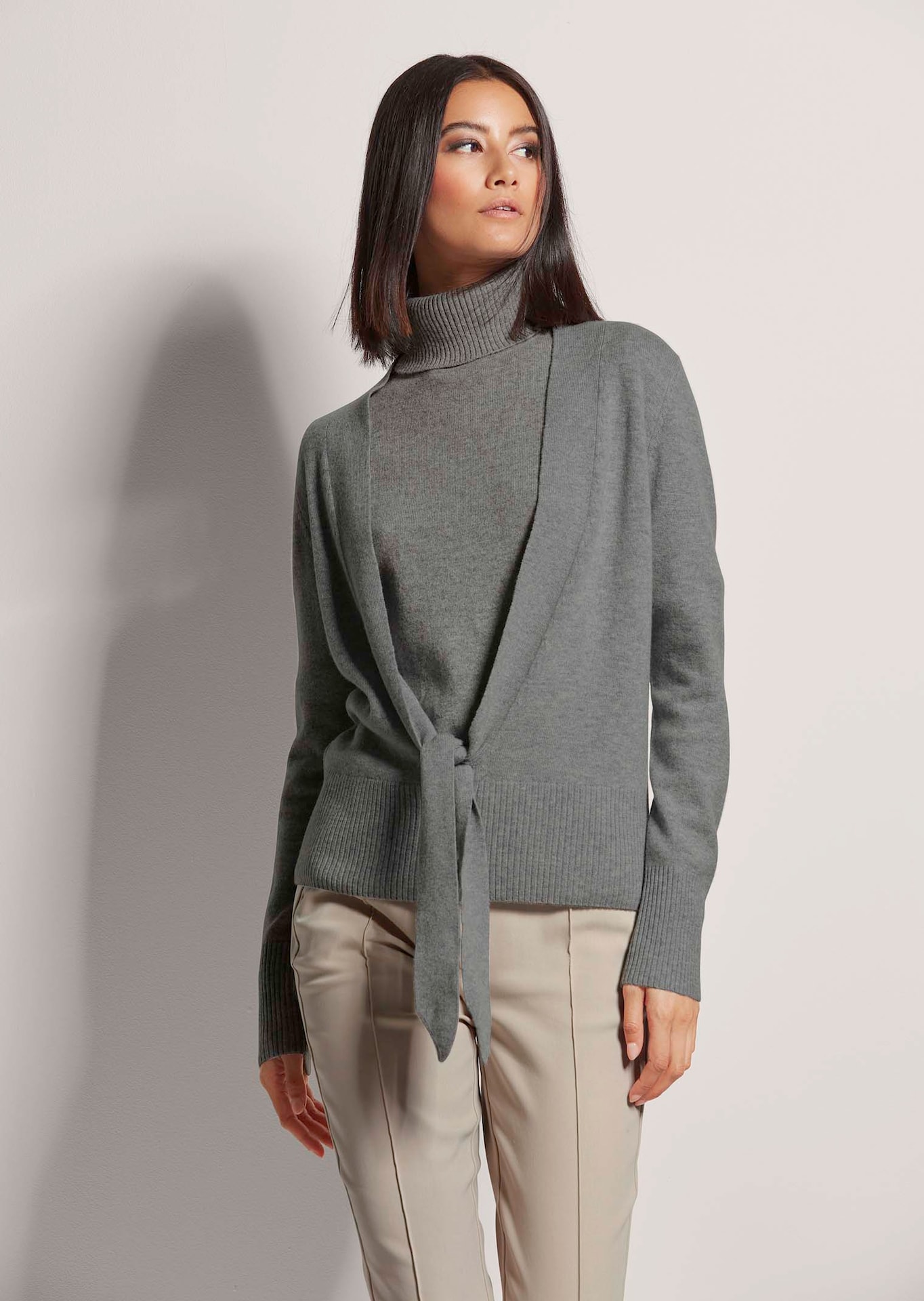 Kaschmir-Strickjacke mit tiefem V-Ausschnitt und Bindeband
