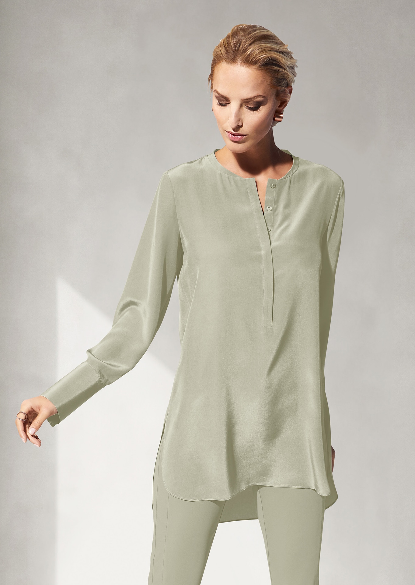 Blouse longue en soie sans col