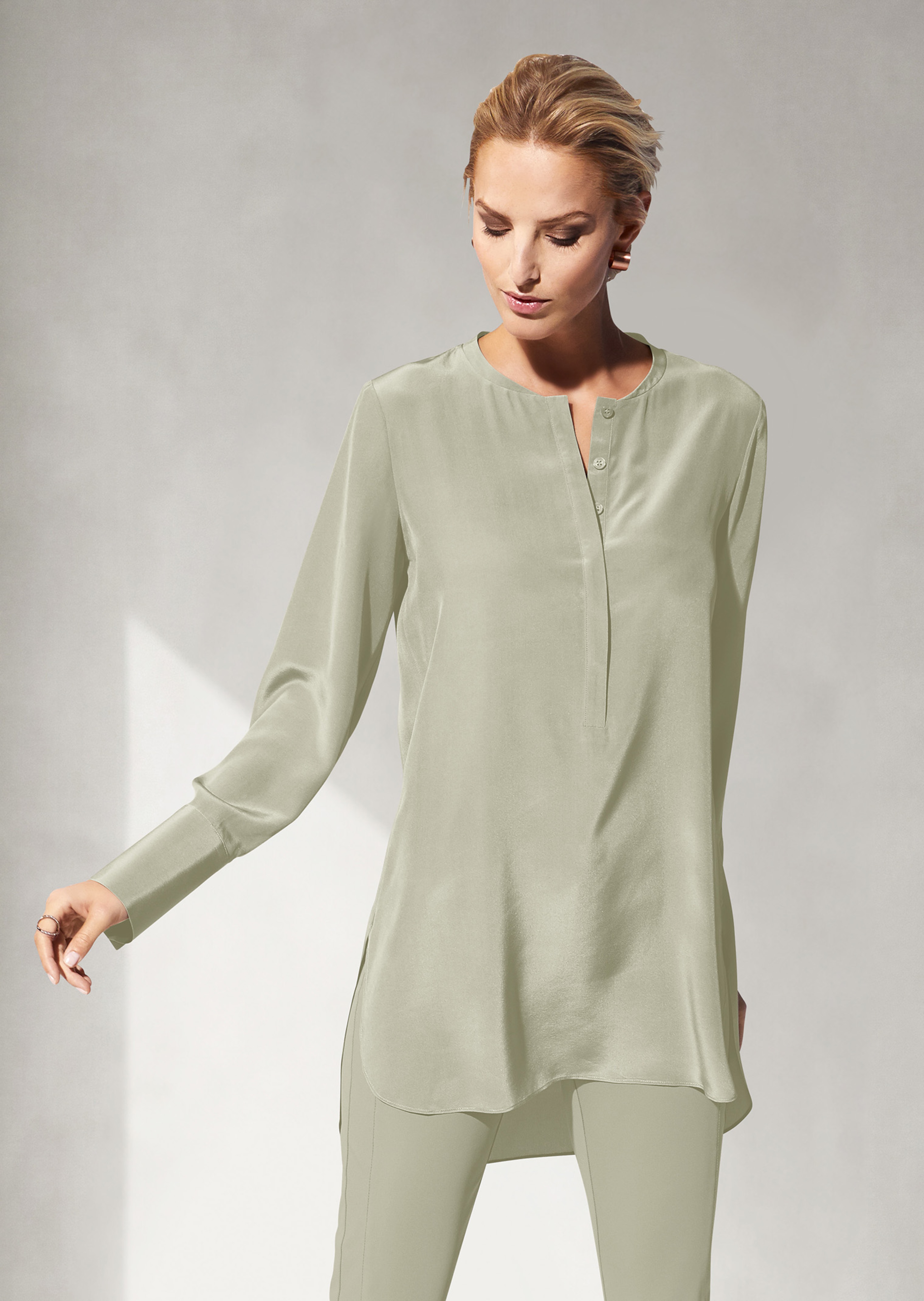 Lange Seidenbluse in kragenloser Form