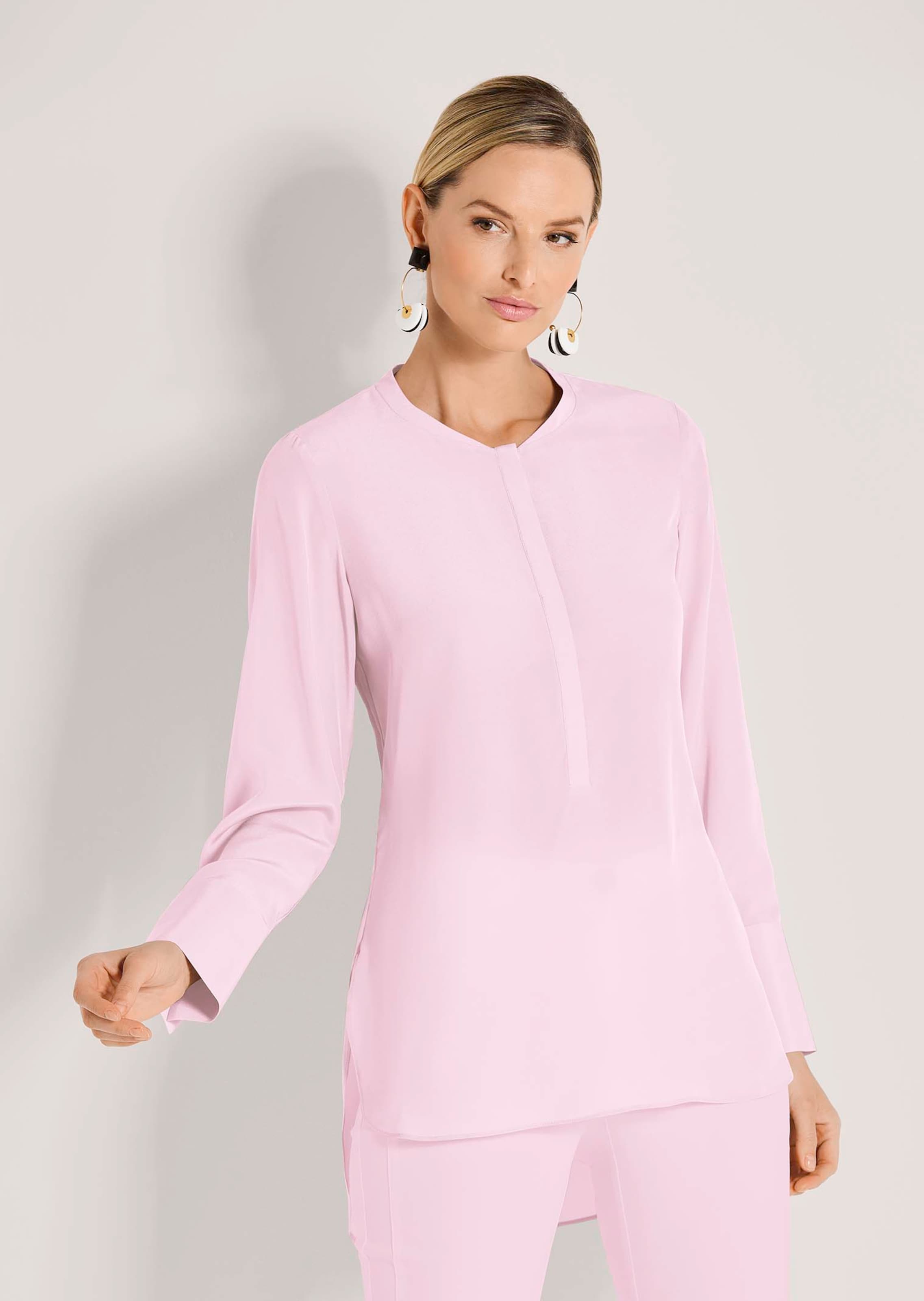 Lange Seidenbluse in kragenloser Form
