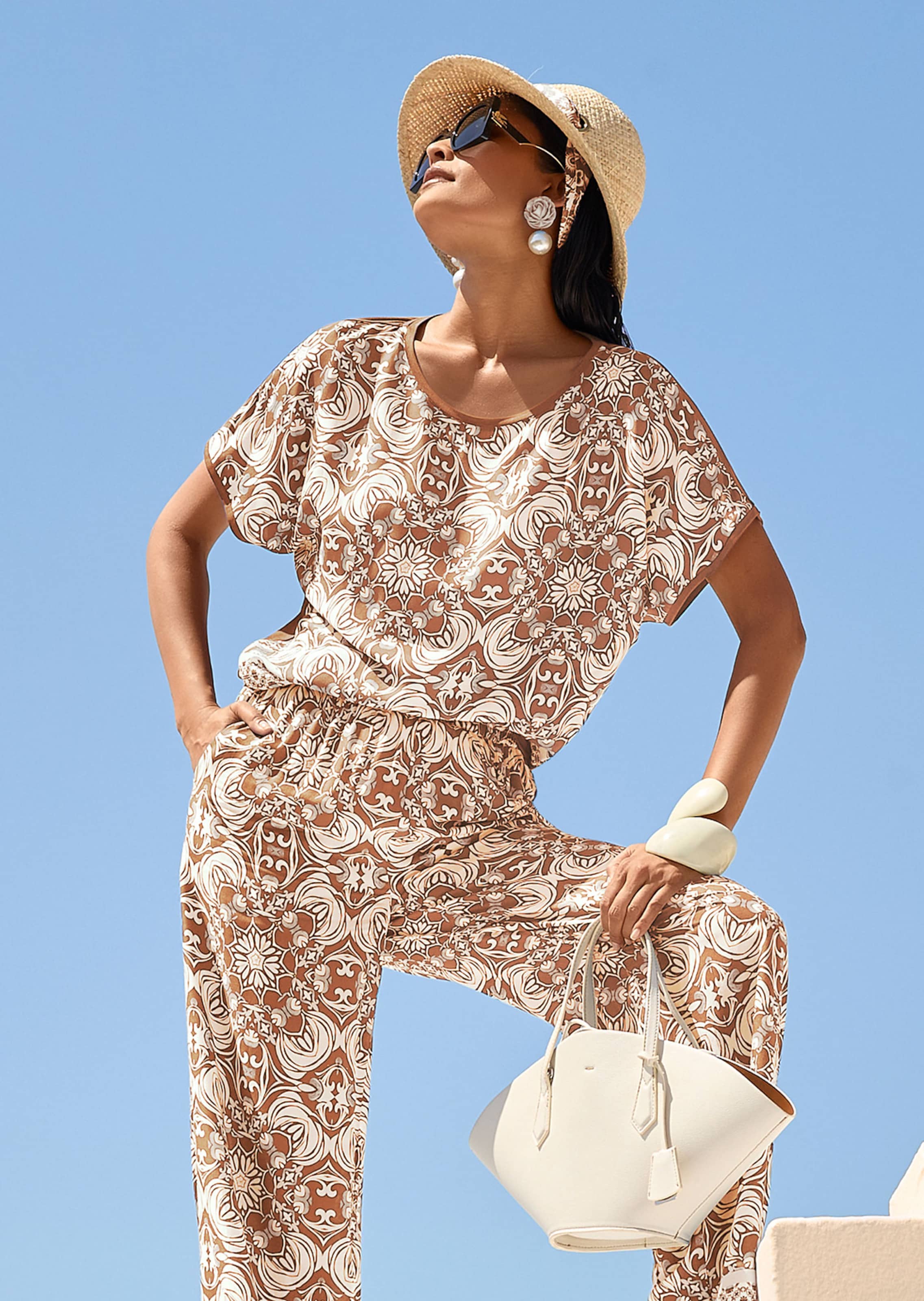 Lässiges Sommershirt im Material-Mix