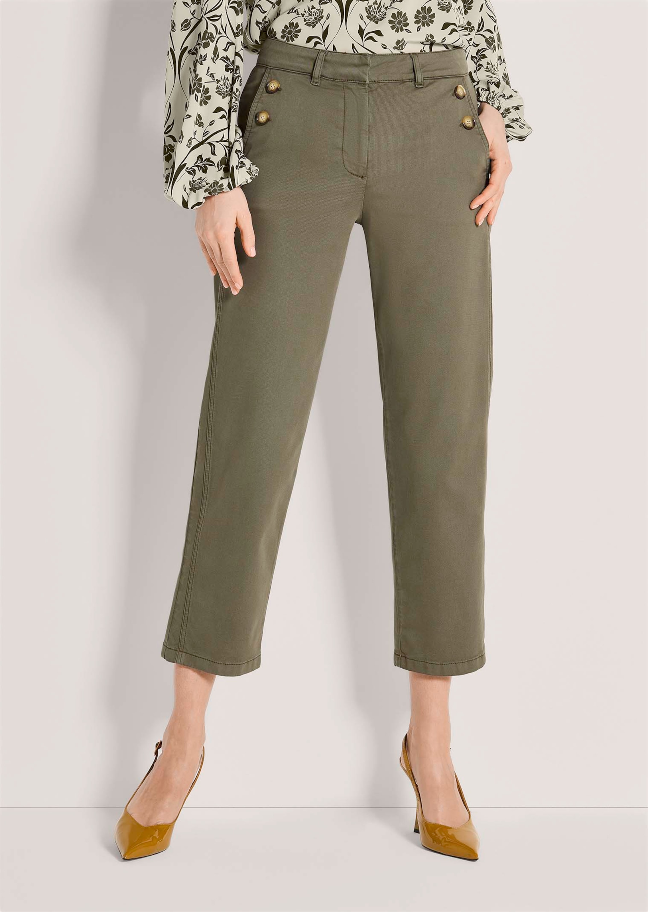 7/8-chino met sierknopen