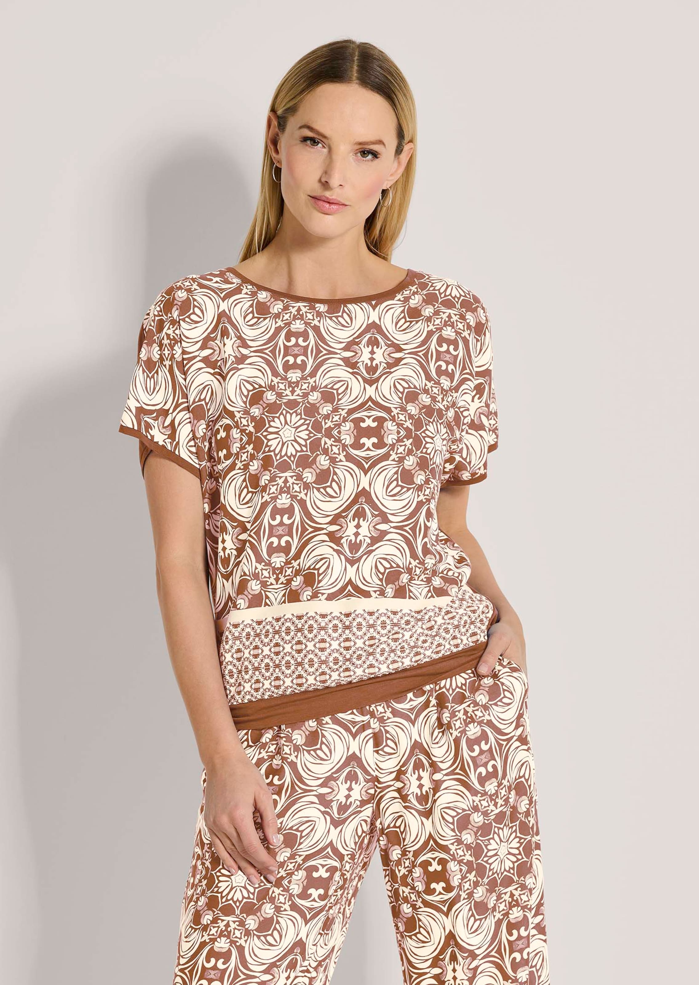 Lässiges Sommershirt im Material-Mix