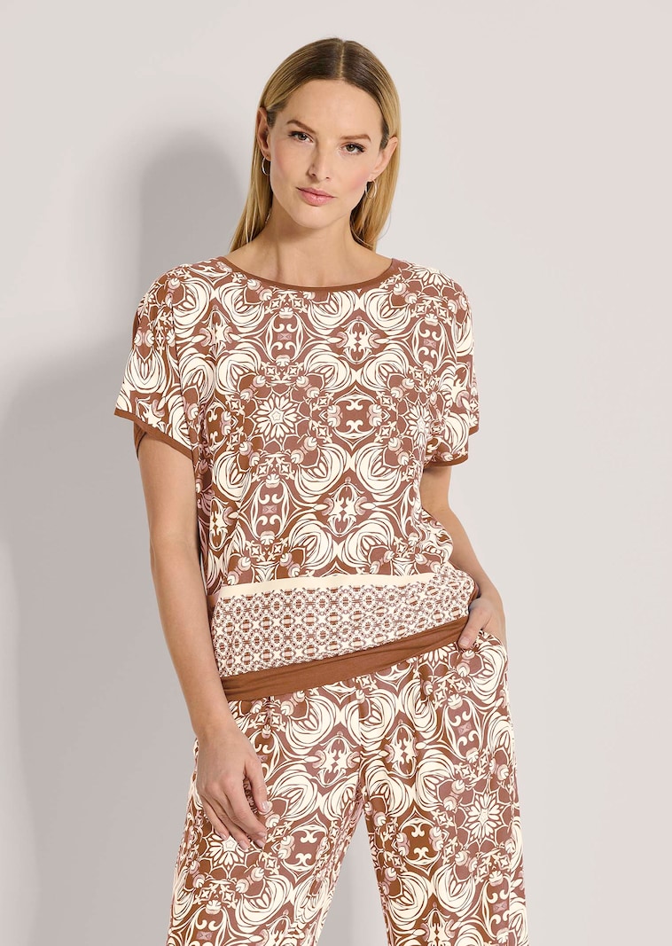 Lässiges Sommershirt im Material-Mix