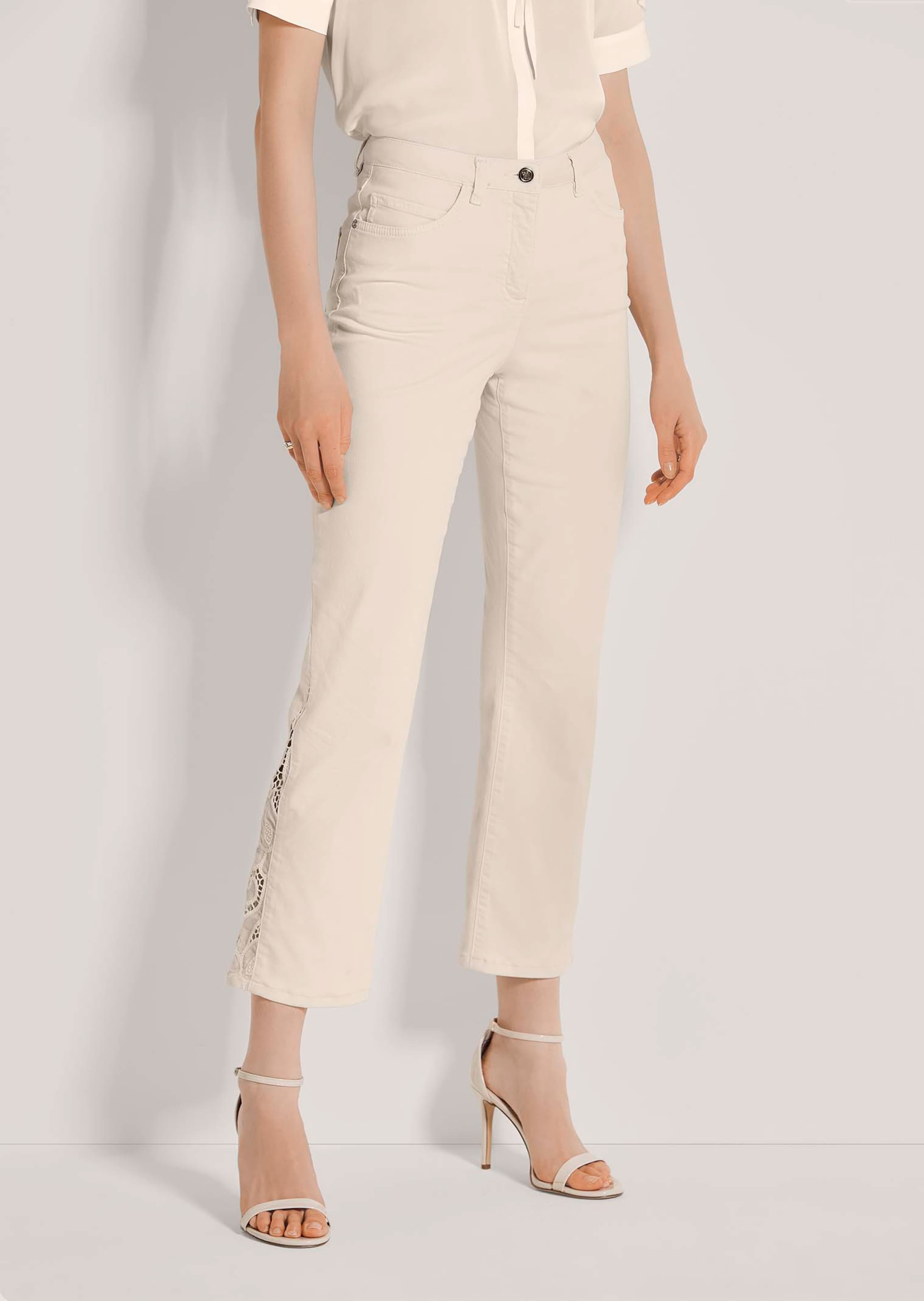 Ausgestellte Jeans mit Spitze