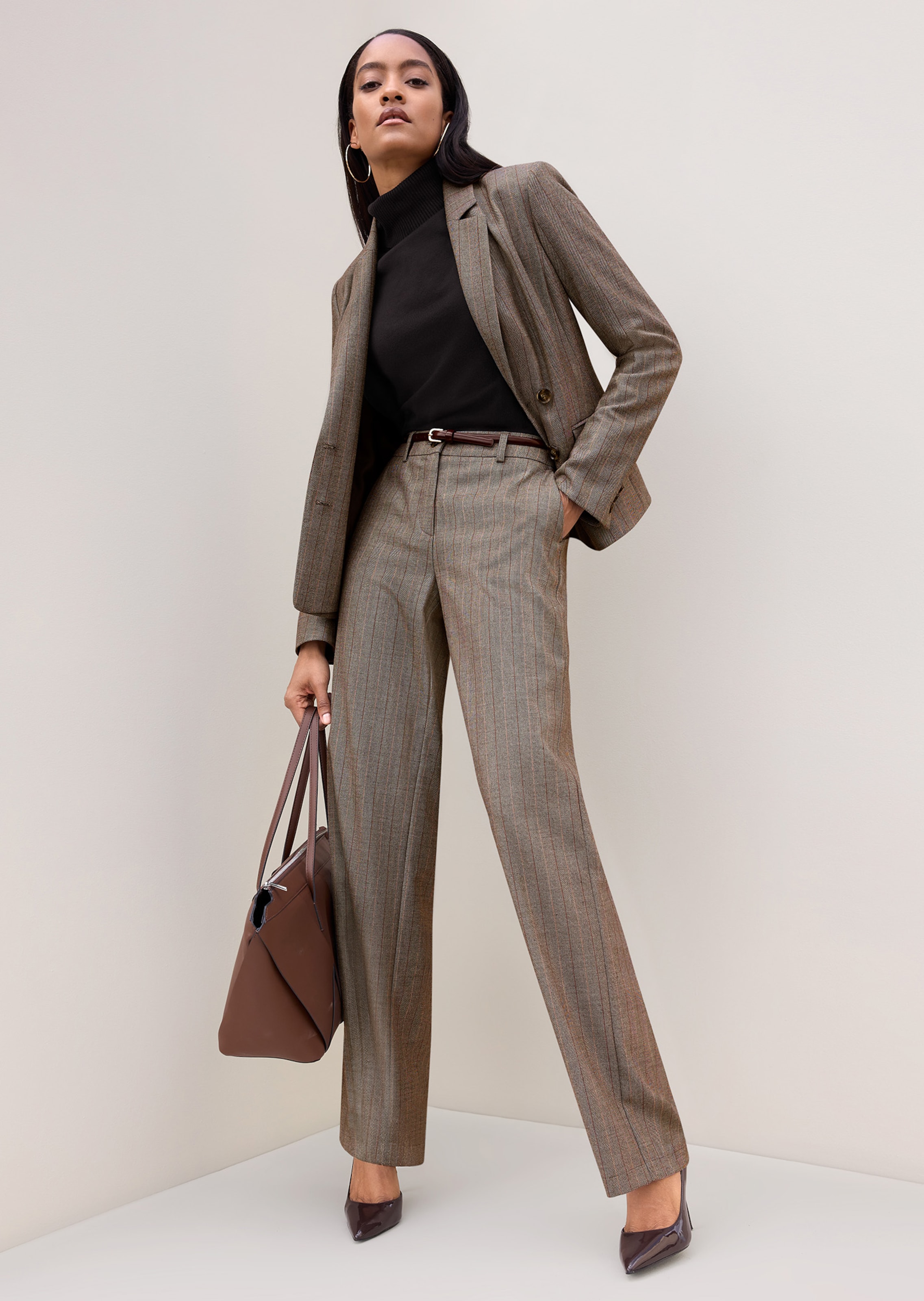 Wide-leg trousers with contrasting-coloured pinstripes
