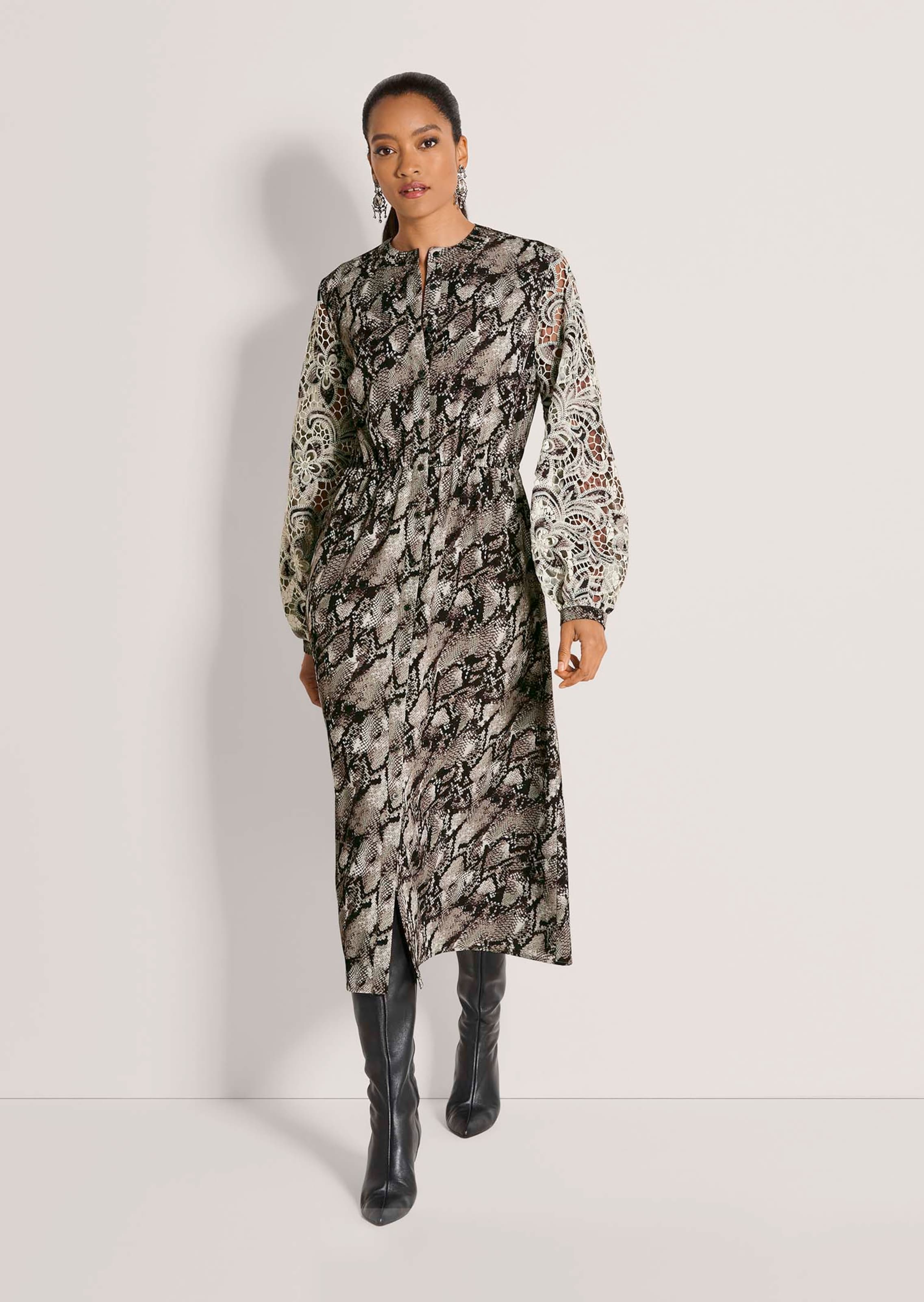 Kleid mit Schlangen-Print und Spitzen-Ärmeln