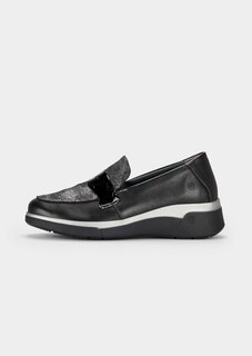 Schimmernde Slipper mit Lack-Akzenten thumbnail 4