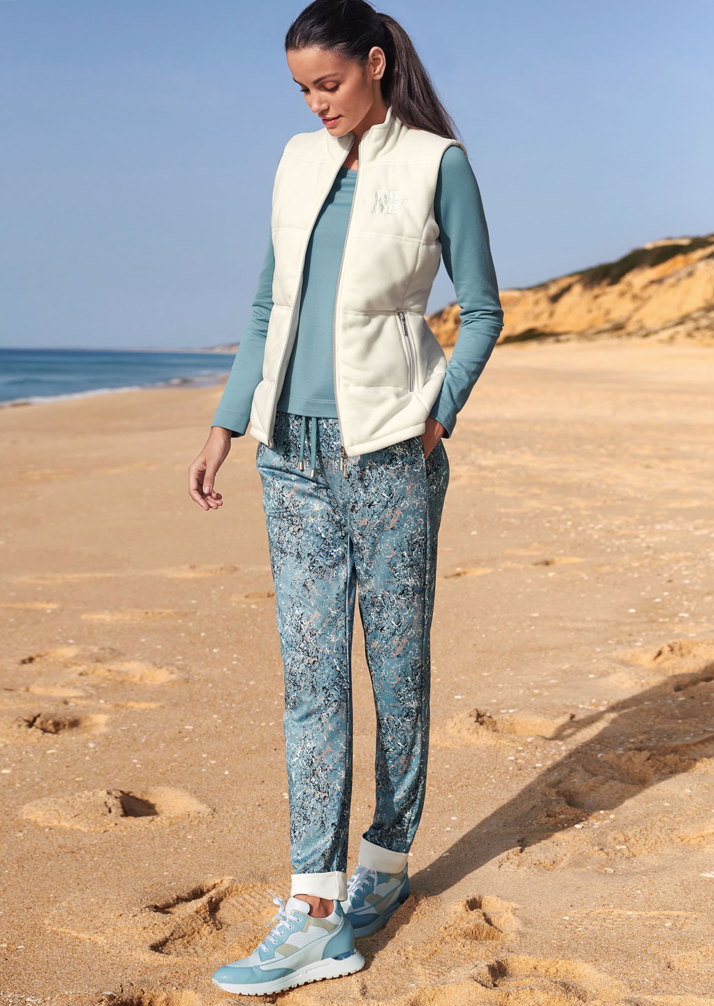 Jogging trousers with trendy one-of-a-kind print