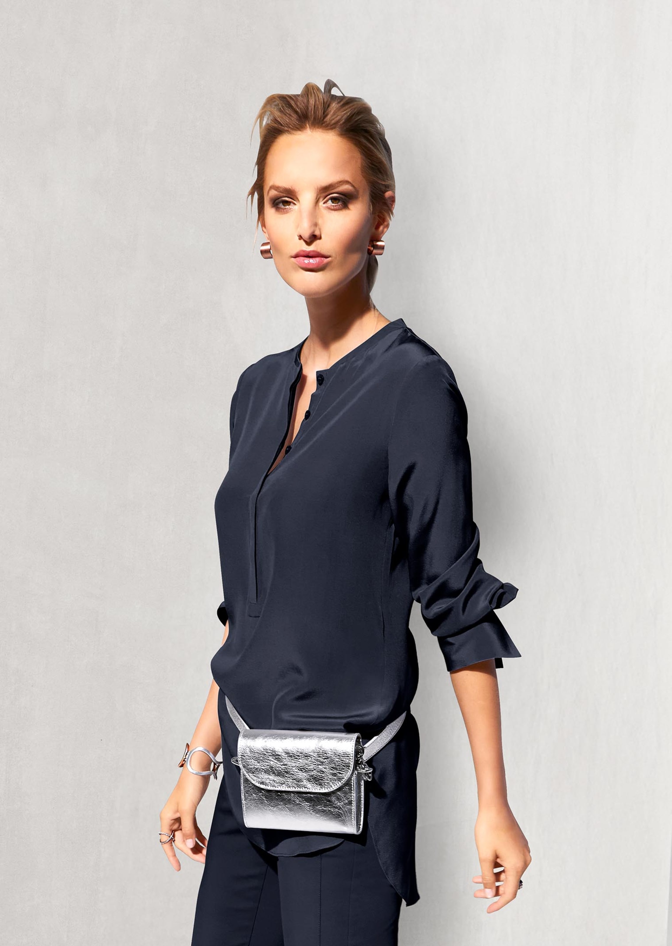 Blouse longue en soie sans col