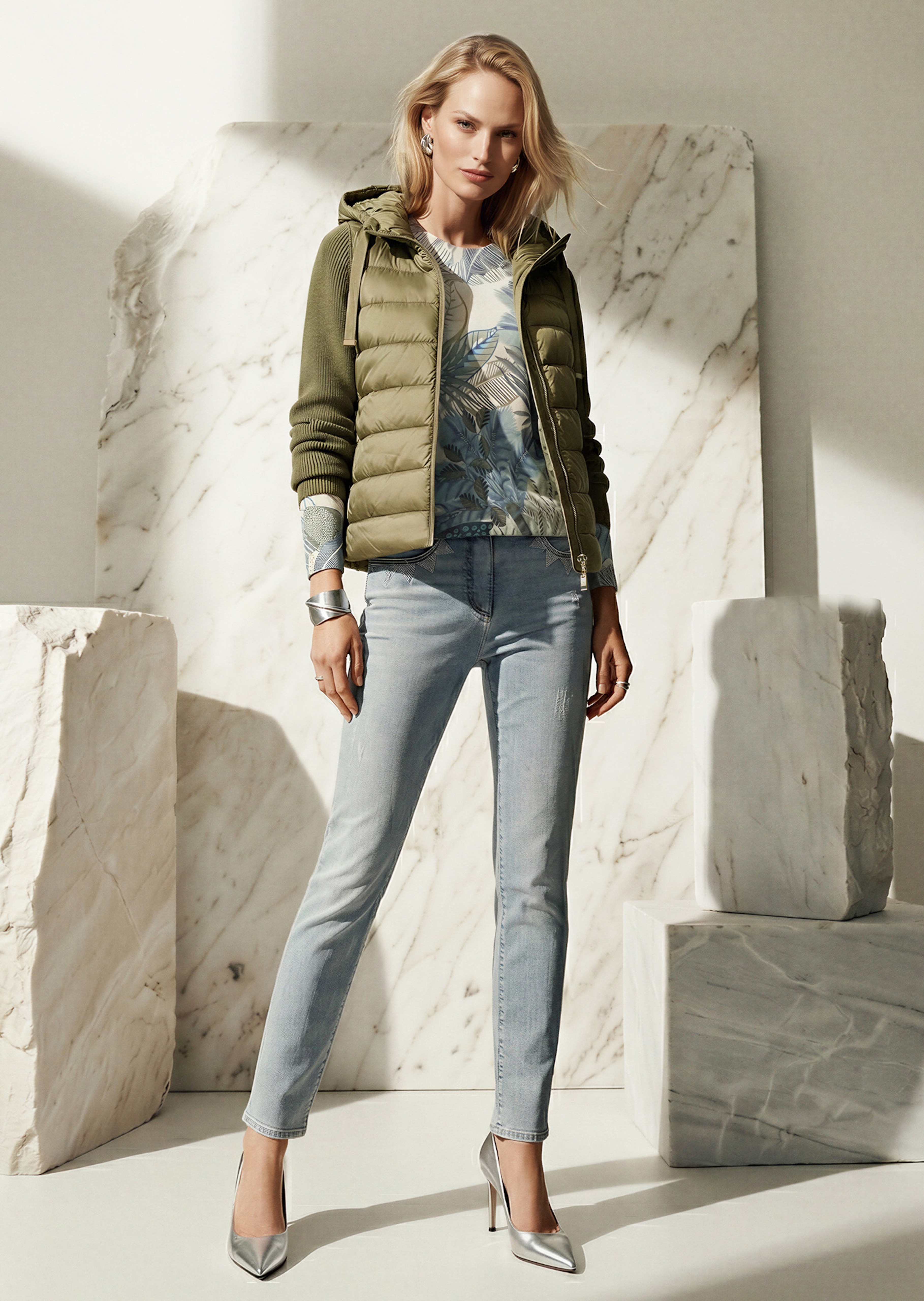Slim-Jeans mit Strassdetails und modischer Waschung