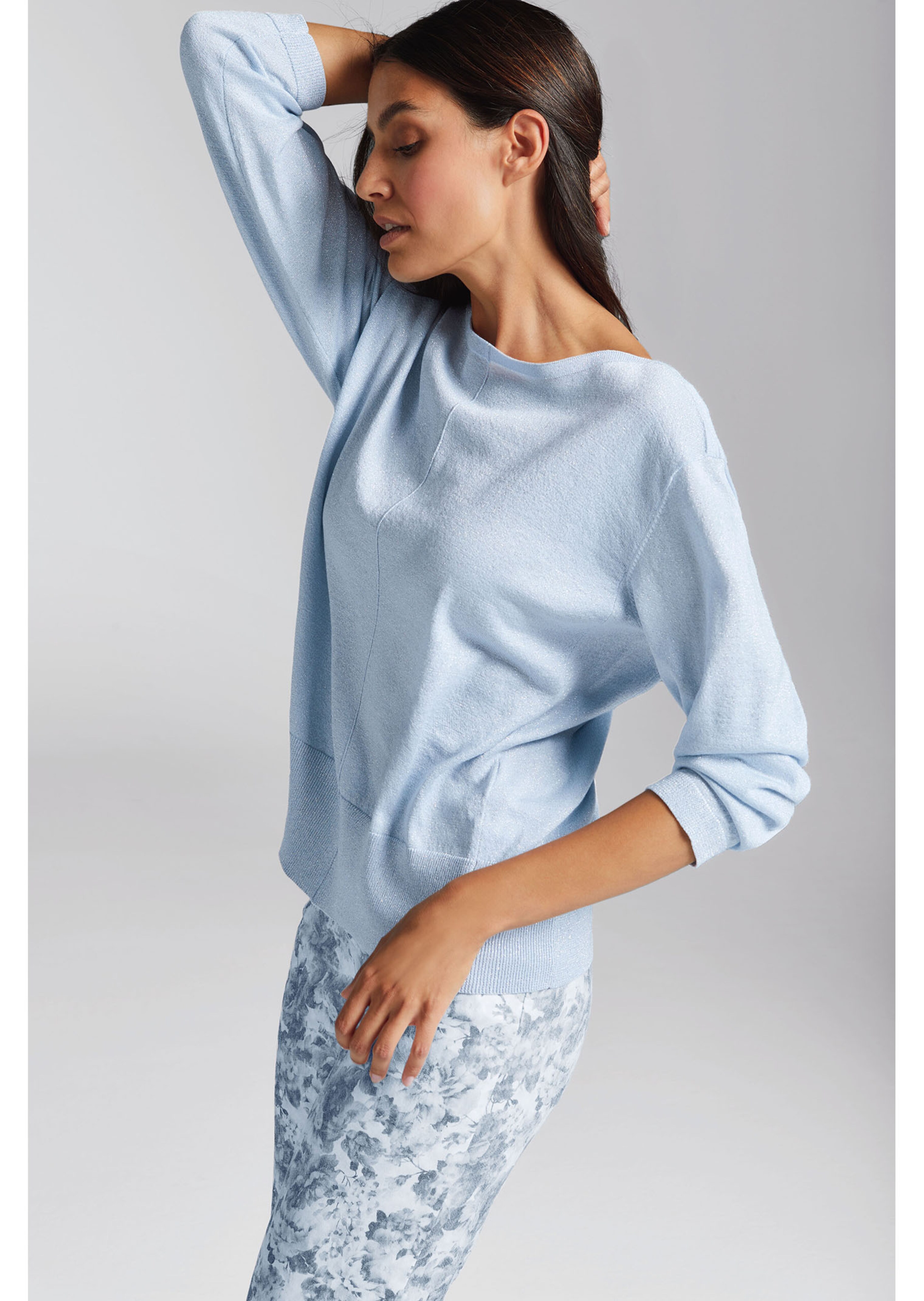 Glänzender Pullover