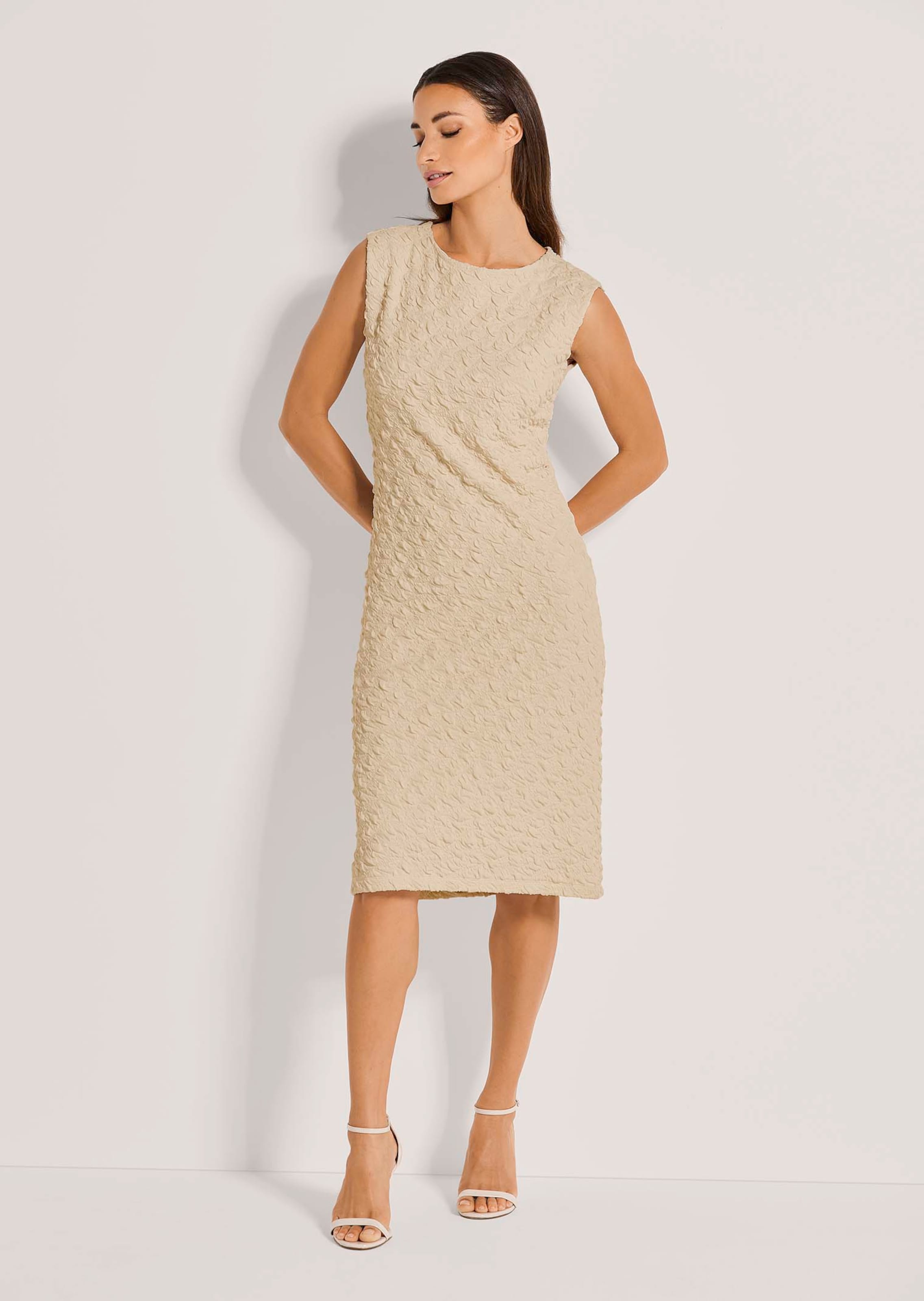 Robe fourreau sans manches en tissu texturé