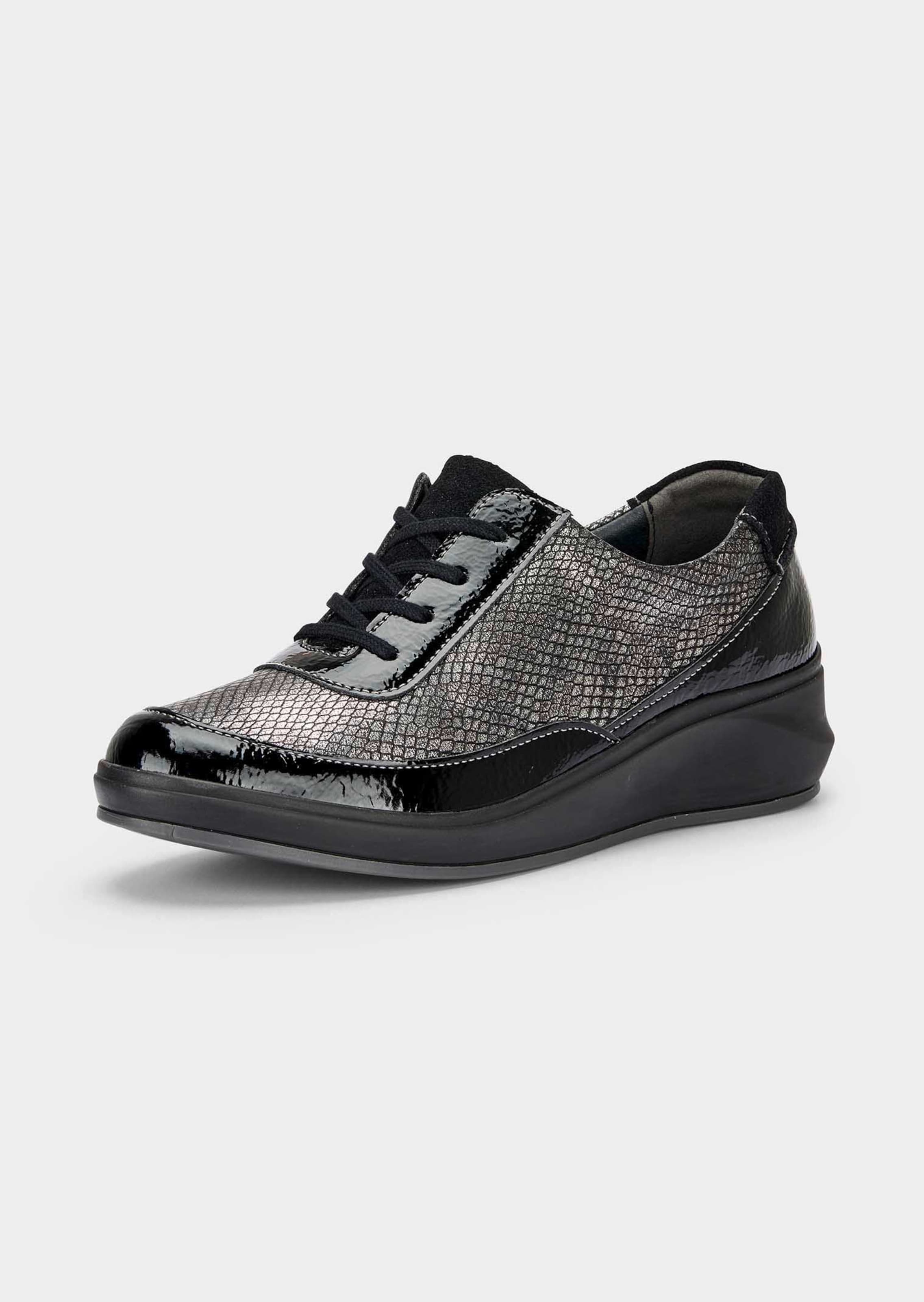 Chaussures à lacets aux détails vernis