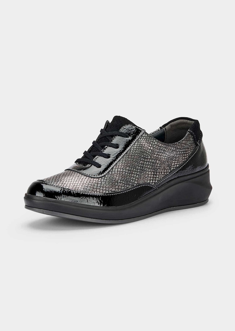 Schnürschuhe mit Lack-Akzenten