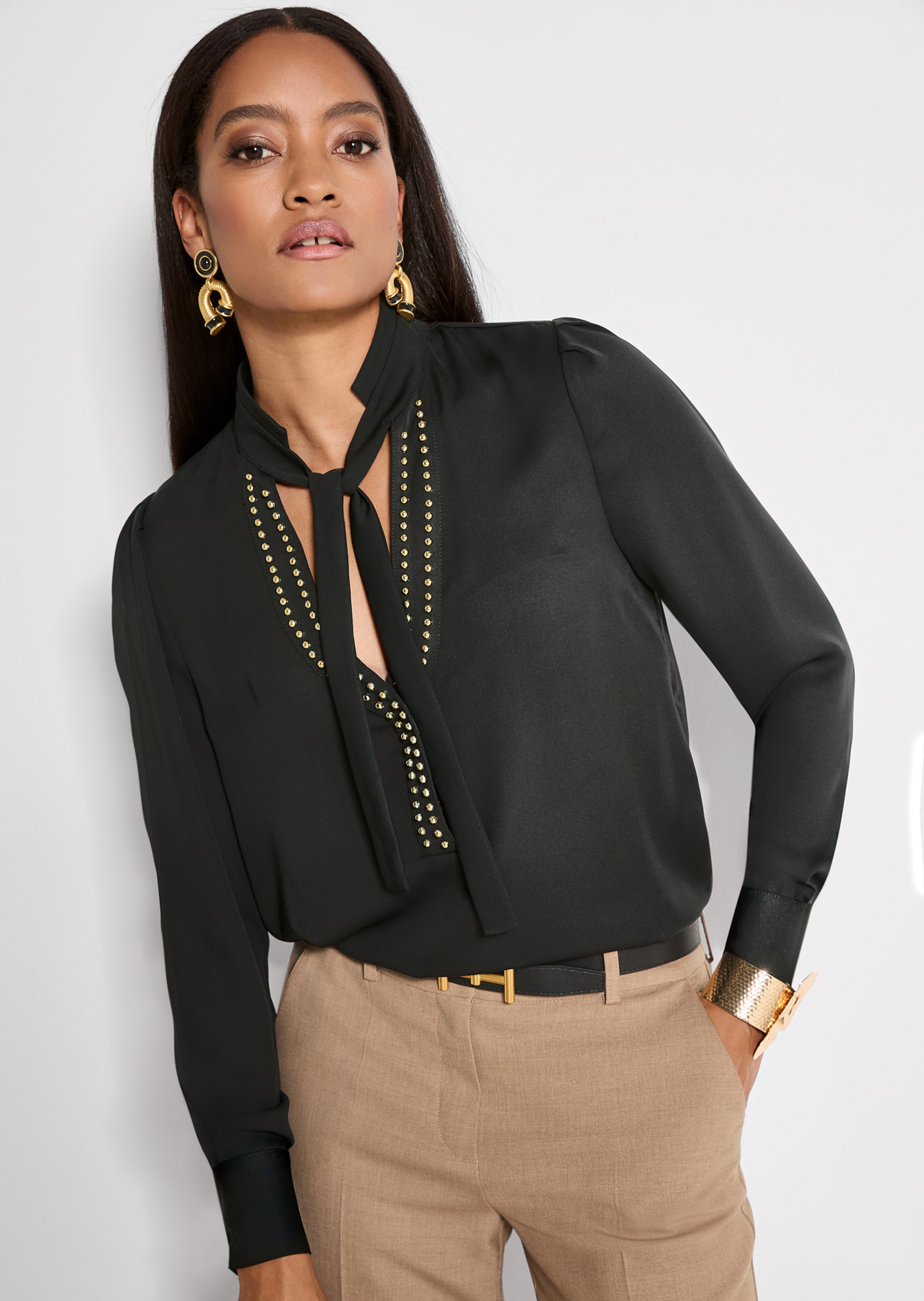 Bluse mit Nietenbesatz und Bindeband