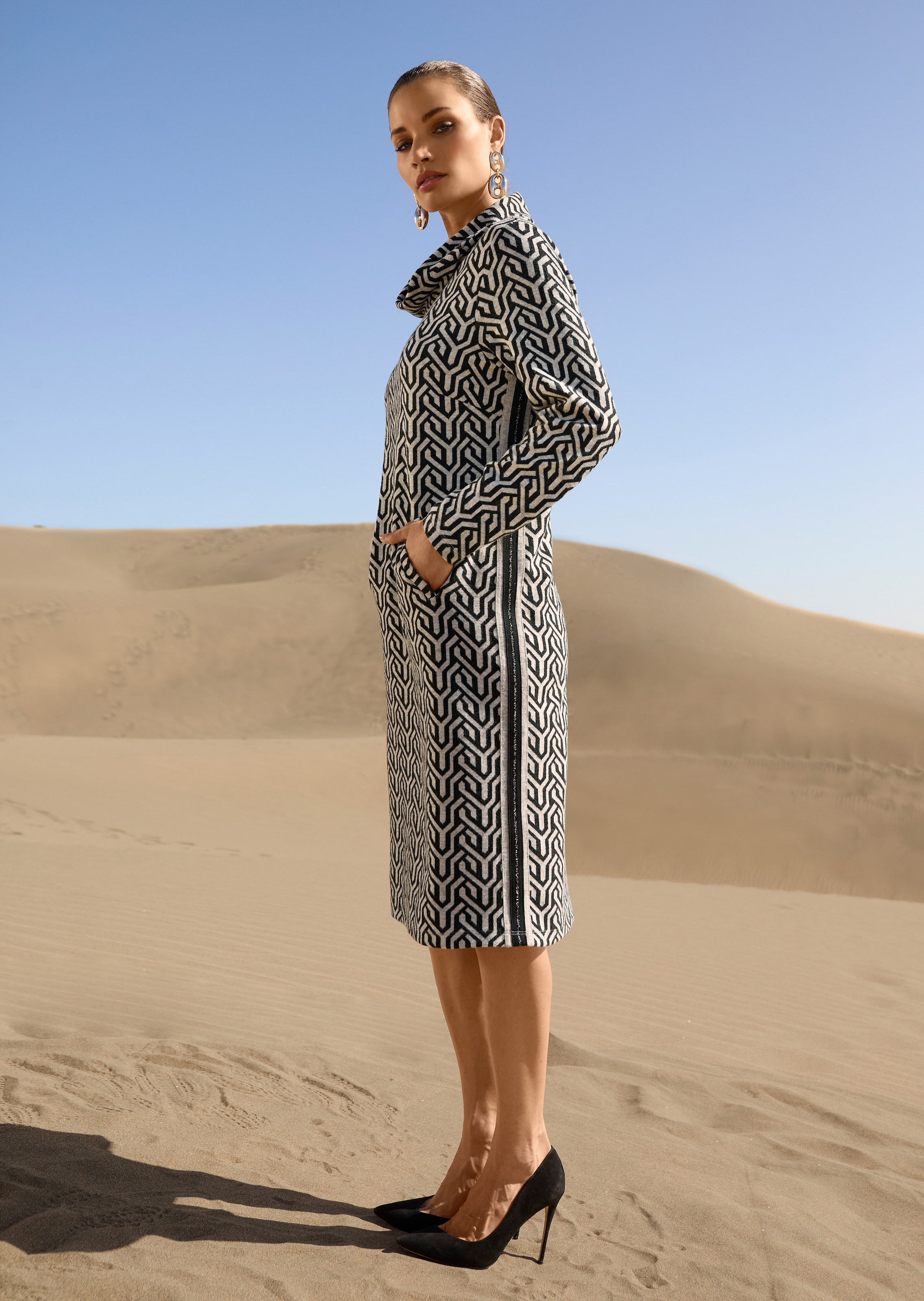 Kleid in H-Linie mit grafischem Muster