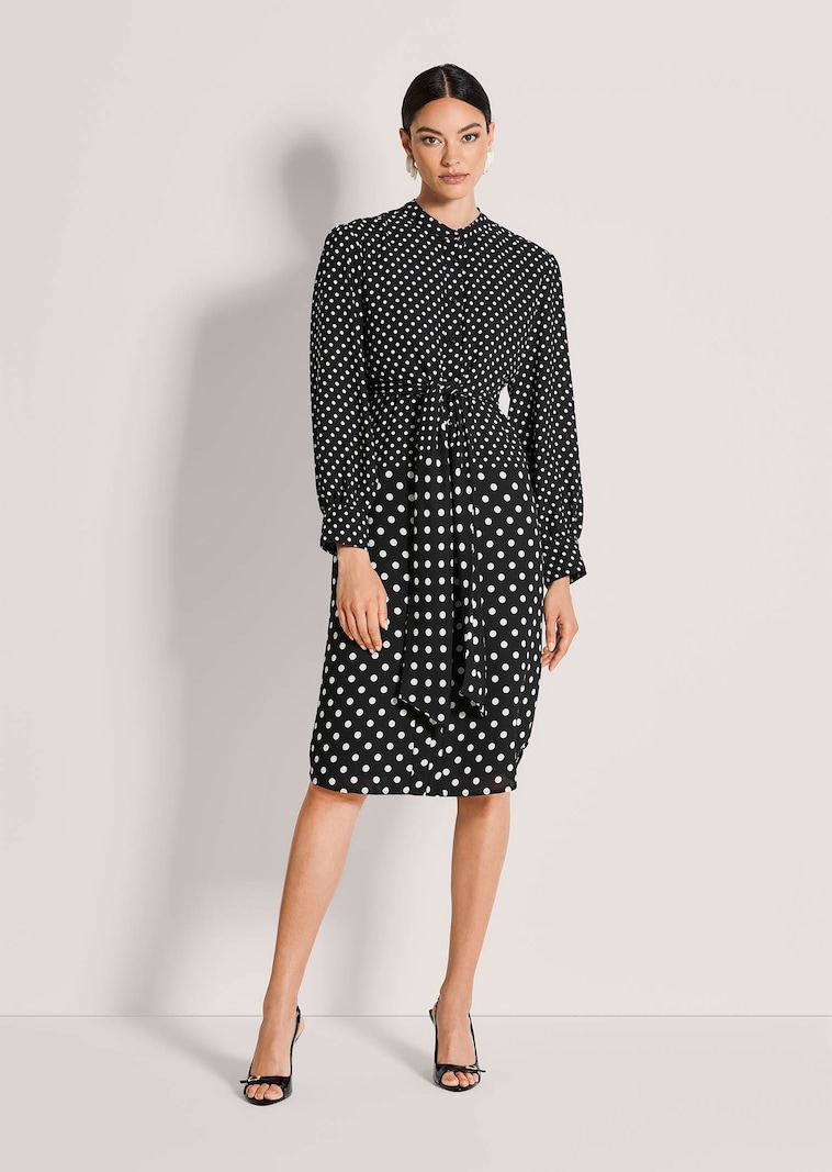 Pünktchenkleid mit Bindegürtel