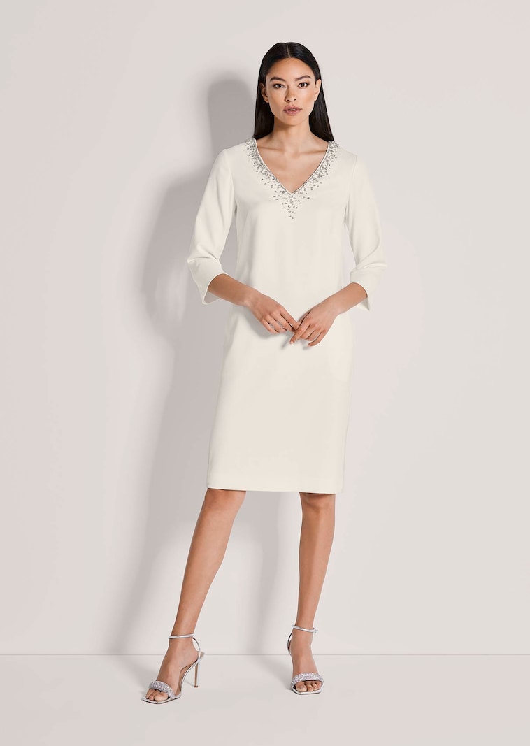 Robe fourreau avec strass à l’encolure