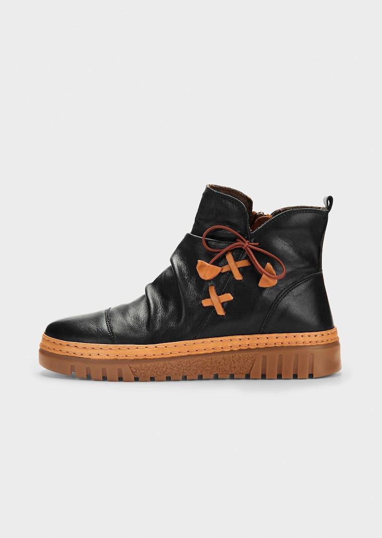 Stiefeletten aus Leder mit Zierschleife