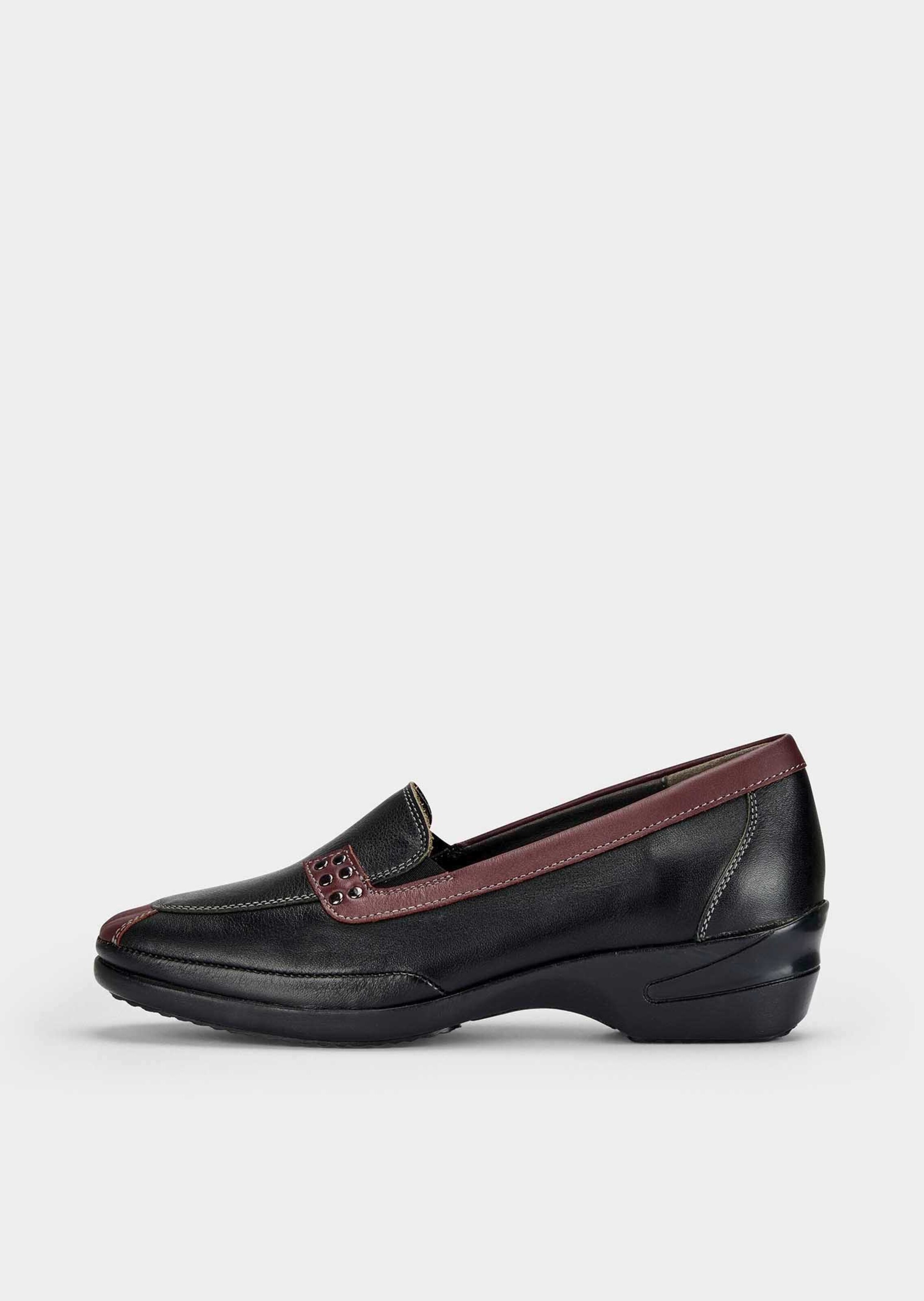 Slipper aus Glattleder mit  Metallnieten