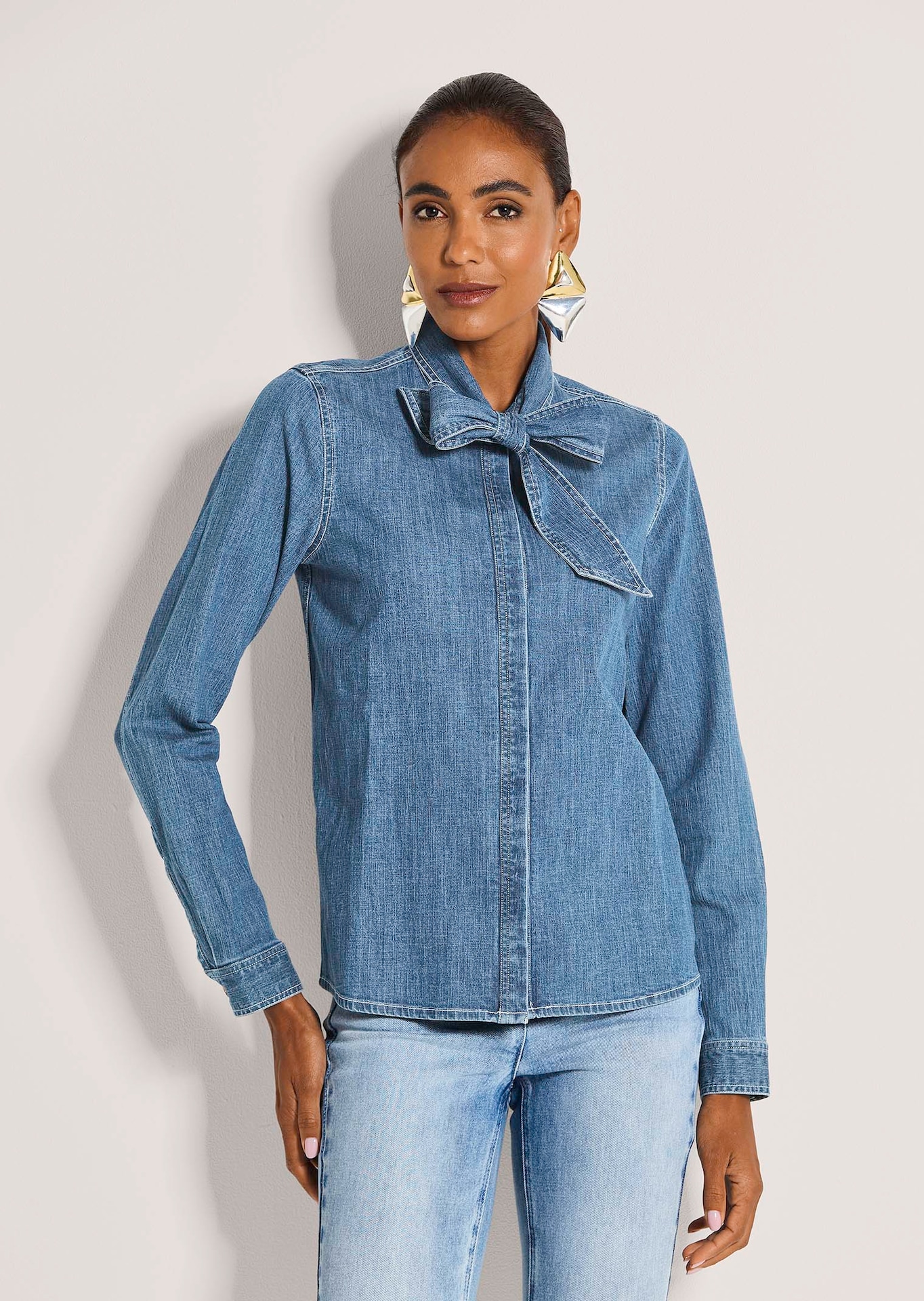 Chemisier en denim à col lavallière