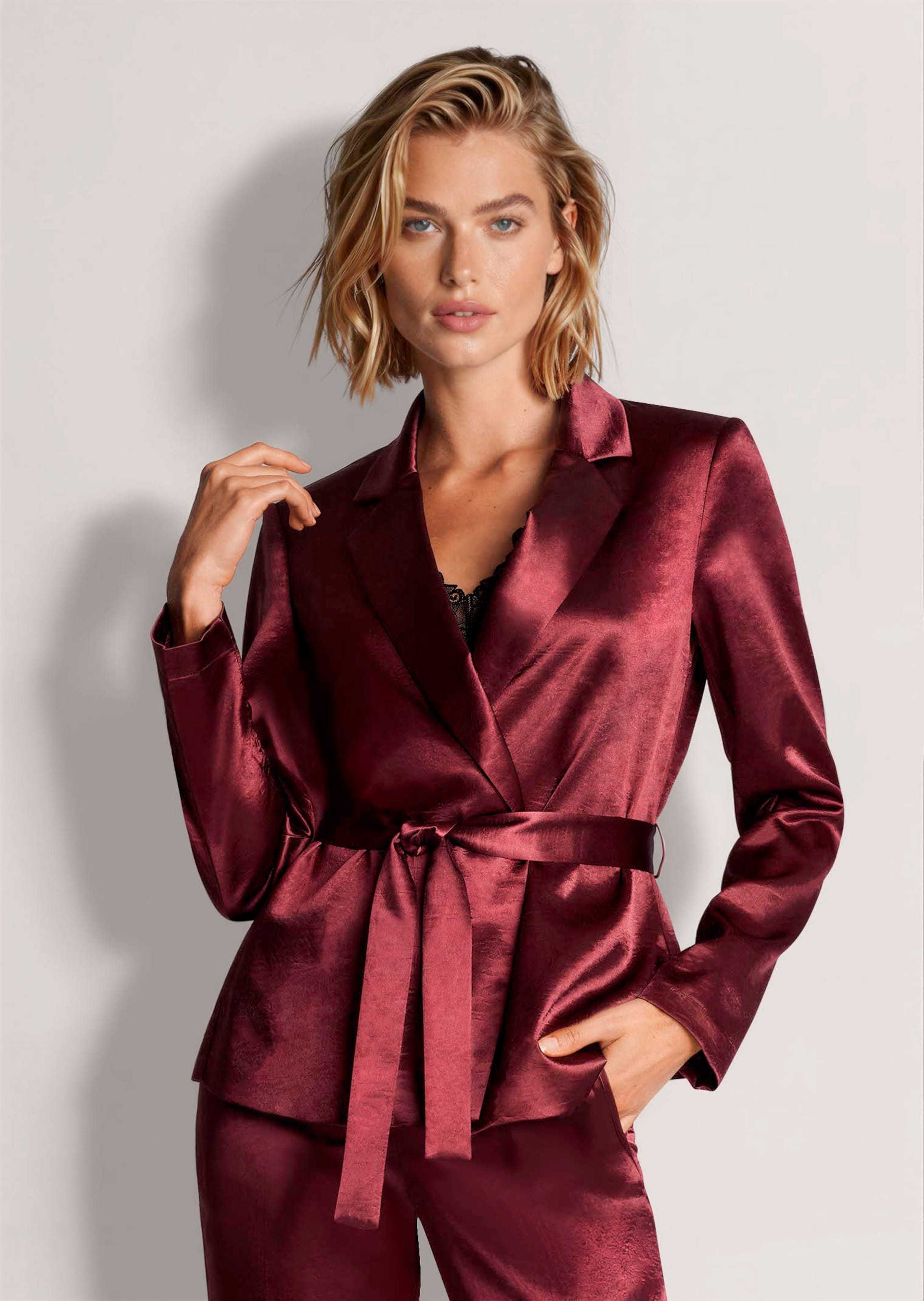 Blazer chic en satin avec lien à nouer