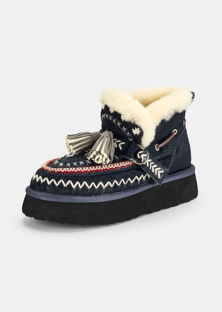 Kuschelige Boots mit Boho-Stickerei